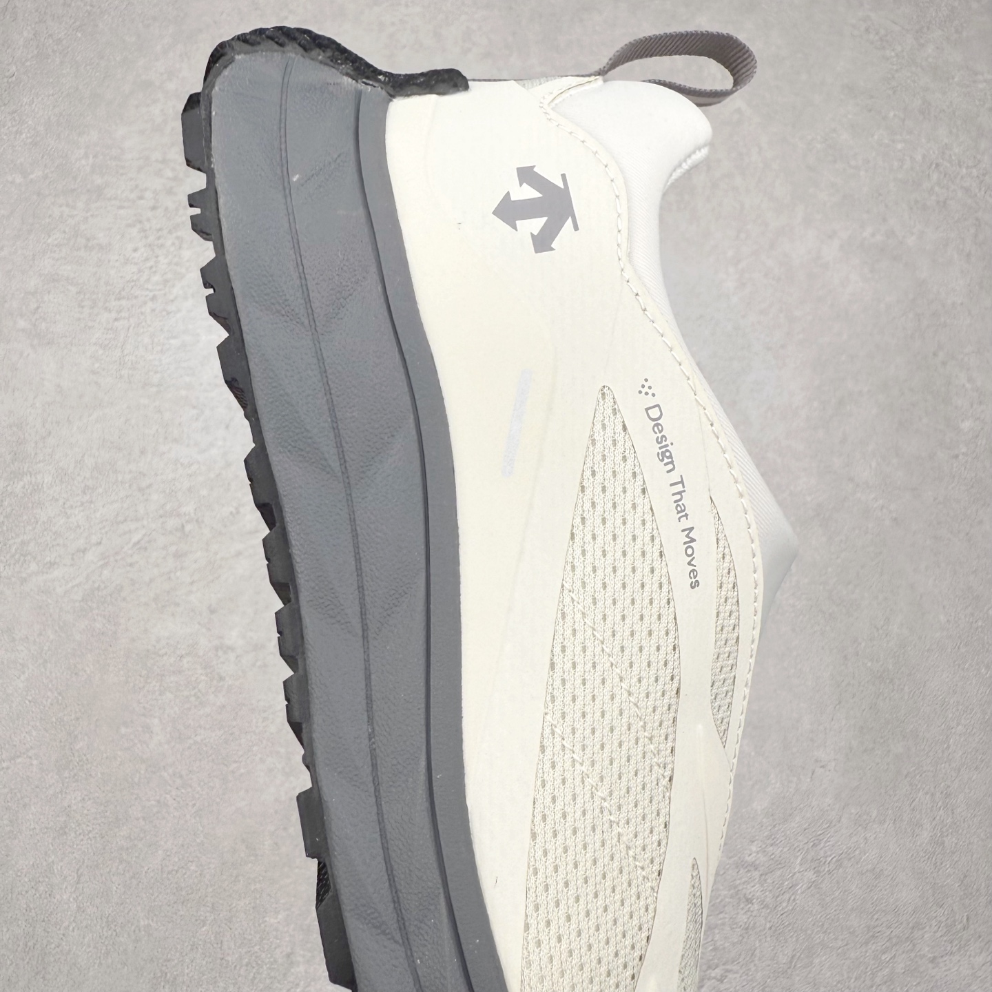 图片[6]-DESCENTE Terrain D 迪桑特潮流运动耐磨 低帮 休闲训练城市通勤跑步鞋 DESCENTE（迪桑特）创立于1935年，品牌名取自法语词汇，意为“滑降”。品牌箭头标识代表滑雪的三种技术“高速直线滑行”、“穿越”和“侧滑”，也寓意品牌在打造高端专业运动产品中不断追求完美的创新精神，致力于成为中国高端专业滑雪、综训、女子、铁人三项、高尔夫的第一品牌。实拍调校N版已经零色差零失真 百分百还原实物色彩所见即所得 不存在货不对板色差等低级问题 选购参考实物拍摄 不混卖不参货 只用心做好货严格选品 承诺混一赔十 尺码：36 36.5 37.5 38 38.5 39 40 40.5 41 42 42.5 43 44 44.5 45-选品中心