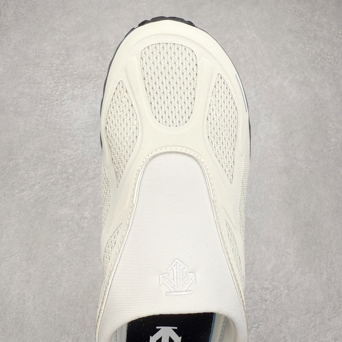 图片[4]-DESCENTE Terrain D 迪桑特潮流运动耐磨 低帮 休闲训练城市通勤跑步鞋 DESCENTE（迪桑特）创立于1935年，品牌名取自法语词汇，意为“滑降”。品牌箭头标识代表滑雪的三种技术“高速直线滑行”、“穿越”和“侧滑”，也寓意品牌在打造高端专业运动产品中不断追求完美的创新精神，致力于成为中国高端专业滑雪、综训、女子、铁人三项、高尔夫的第一品牌。实拍调校N版已经零色差零失真 百分百还原实物色彩所见即所得 不存在货不对板色差等低级问题 选购参考实物拍摄 不混卖不参货 只用心做好货严格选品 承诺混一赔十 尺码：36 36.5 37.5 38 38.5 39 40 40.5 41 42 42.5 43 44 44.5 45-选品中心