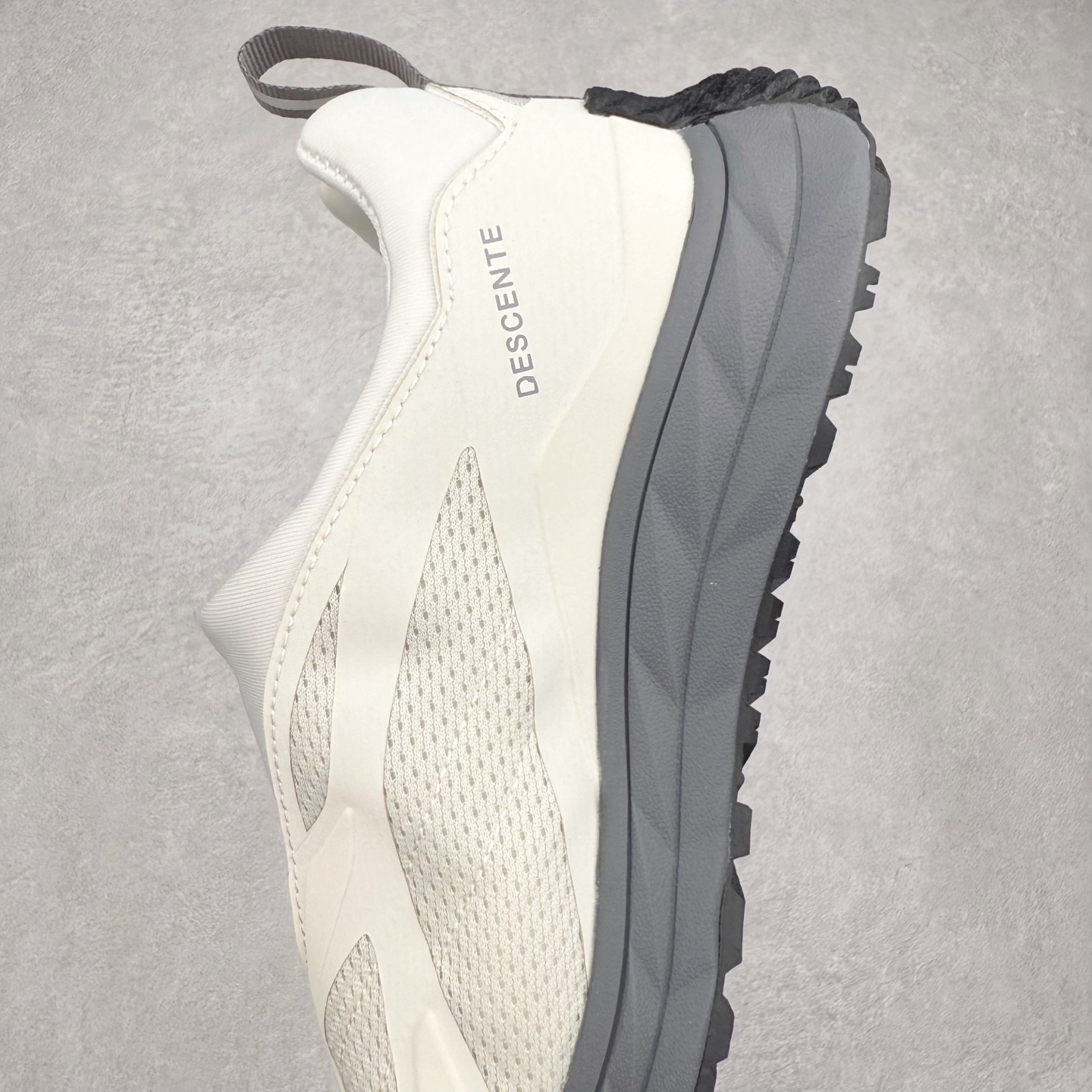 图片[7]-DESCENTE Terrain D 迪桑特潮流运动耐磨 低帮 休闲训练城市通勤跑步鞋 DESCENTE（迪桑特）创立于1935年，品牌名取自法语词汇，意为“滑降”。品牌箭头标识代表滑雪的三种技术“高速直线滑行”、“穿越”和“侧滑”，也寓意品牌在打造高端专业运动产品中不断追求完美的创新精神，致力于成为中国高端专业滑雪、综训、女子、铁人三项、高尔夫的第一品牌。实拍调校N版已经零色差零失真 百分百还原实物色彩所见即所得 不存在货不对板色差等低级问题 选购参考实物拍摄 不混卖不参货 只用心做好货严格选品 承诺混一赔十 尺码：36 36.5 37.5 38 38.5 39 40 40.5 41 42 42.5 43 44 44.5 45-选品中心