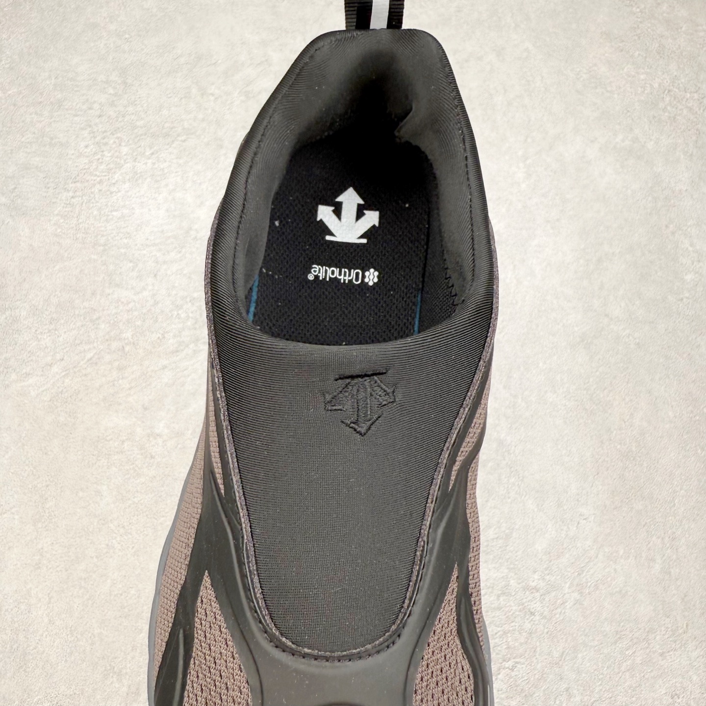 图片[5]-DESCENTE Terrain D 迪桑特潮流运动耐磨 低帮 休闲训练城市通勤跑步鞋 DESCENTE（迪桑特）创立于1935年，品牌名取自法语词汇，意为“滑降”。品牌箭头标识代表滑雪的三种技术“高速直线滑行”、“穿越”和“侧滑”，也寓意品牌在打造高端专业运动产品中不断追求完美的创新精神，致力于成为中国高端专业滑雪、综训、女子、铁人三项、高尔夫的第一品牌。实拍调校N版已经零色差零失真 百分百还原实物色彩所见即所得 不存在货不对板色差等低级问题 选购参考实物拍摄 不混卖不参货 只用心做好货严格选品 承诺混一赔十 尺码：36 36.5 37.5 38 38.5 39 40 40.5 41 42 42.5 43 44 44.5 45-选品中心