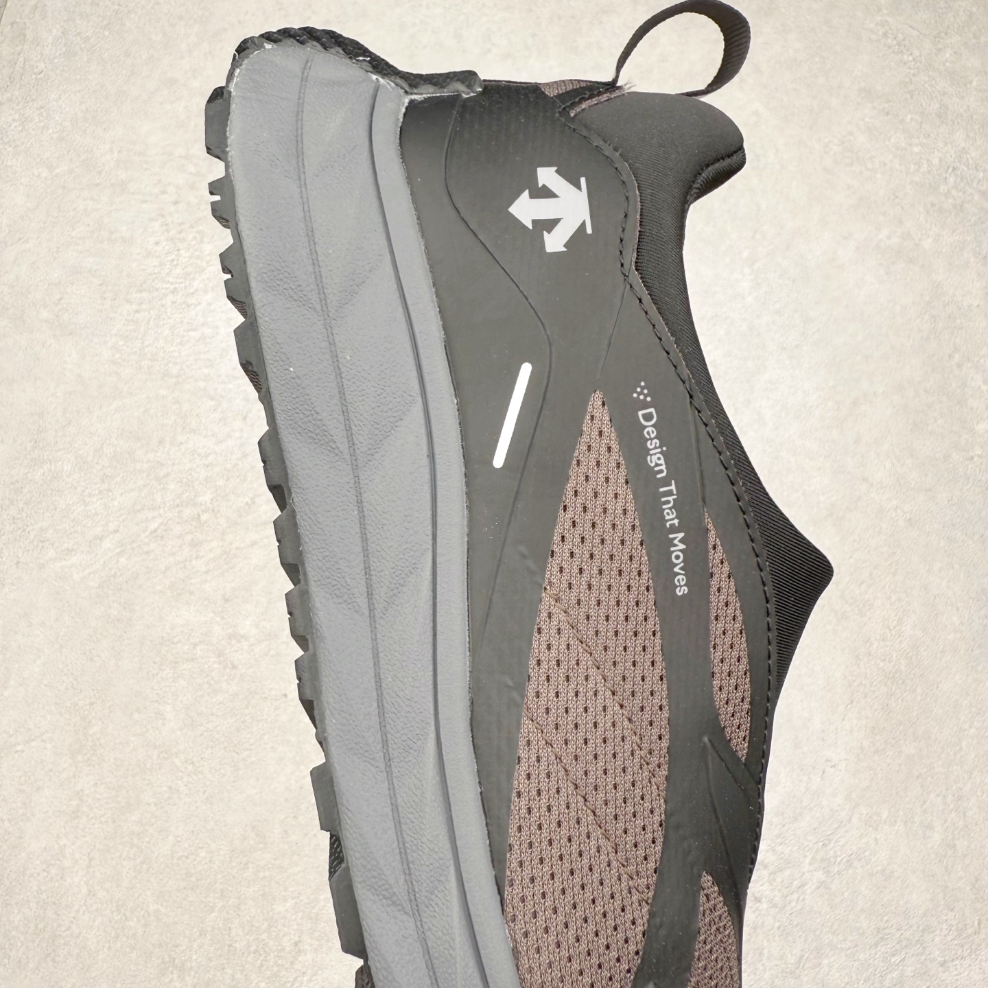 图片[6]-DESCENTE Terrain D 迪桑特潮流运动耐磨 低帮 休闲训练城市通勤跑步鞋 DESCENTE（迪桑特）创立于1935年，品牌名取自法语词汇，意为“滑降”。品牌箭头标识代表滑雪的三种技术“高速直线滑行”、“穿越”和“侧滑”，也寓意品牌在打造高端专业运动产品中不断追求完美的创新精神，致力于成为中国高端专业滑雪、综训、女子、铁人三项、高尔夫的第一品牌。实拍调校N版已经零色差零失真 百分百还原实物色彩所见即所得 不存在货不对板色差等低级问题 选购参考实物拍摄 不混卖不参货 只用心做好货严格选品 承诺混一赔十 尺码：36 36.5 37.5 38 38.5 39 40 40.5 41 42 42.5 43 44 44.5 45-选品中心