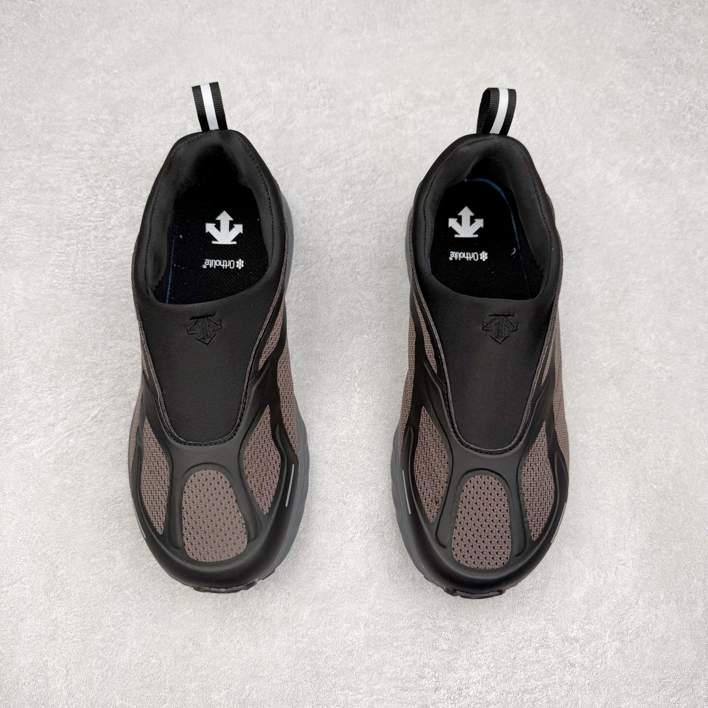 图片[2]-DESCENTE Terrain D 迪桑特潮流运动耐磨 低帮 休闲训练城市通勤跑步鞋 DESCENTE（迪桑特）创立于1935年，品牌名取自法语词汇，意为“滑降”。品牌箭头标识代表滑雪的三种技术“高速直线滑行”、“穿越”和“侧滑”，也寓意品牌在打造高端专业运动产品中不断追求完美的创新精神，致力于成为中国高端专业滑雪、综训、女子、铁人三项、高尔夫的第一品牌。实拍调校N版已经零色差零失真 百分百还原实物色彩所见即所得 不存在货不对板色差等低级问题 选购参考实物拍摄 不混卖不参货 只用心做好货严格选品 承诺混一赔十 尺码：36 36.5 37.5 38 38.5 39 40 40.5 41 42 42.5 43 44 44.5 45-选品中心