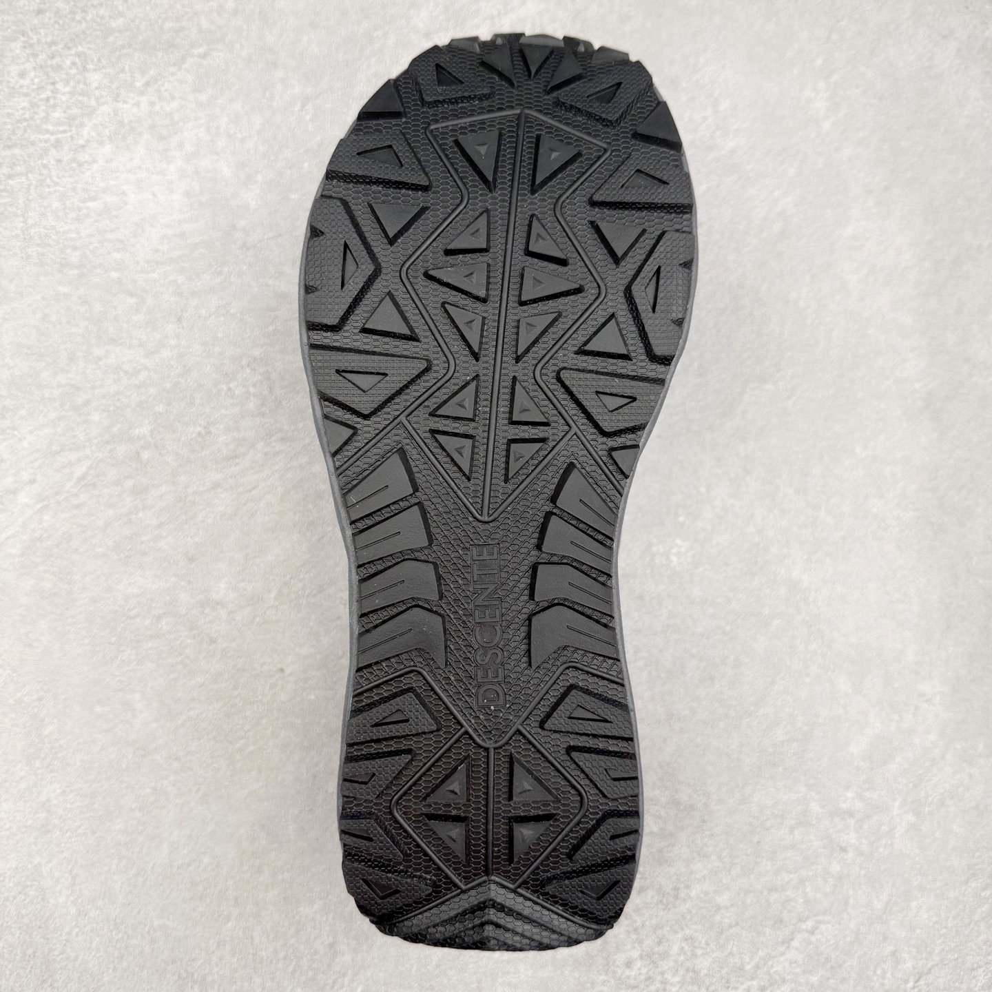 图片[9]-DESCENTE Terrain D 迪桑特潮流运动耐磨 低帮 休闲训练城市通勤跑步鞋 DESCENTE（迪桑特）创立于1935年，品牌名取自法语词汇，意为“滑降”。品牌箭头标识代表滑雪的三种技术“高速直线滑行”、“穿越”和“侧滑”，也寓意品牌在打造高端专业运动产品中不断追求完美的创新精神，致力于成为中国高端专业滑雪、综训、女子、铁人三项、高尔夫的第一品牌。实拍调校N版已经零色差零失真 百分百还原实物色彩所见即所得 不存在货不对板色差等低级问题 选购参考实物拍摄 不混卖不参货 只用心做好货严格选品 承诺混一赔十 尺码：36 36.5 37.5 38 38.5 39 40 40.5 41 42 42.5 43 44 44.5 45-选品中心