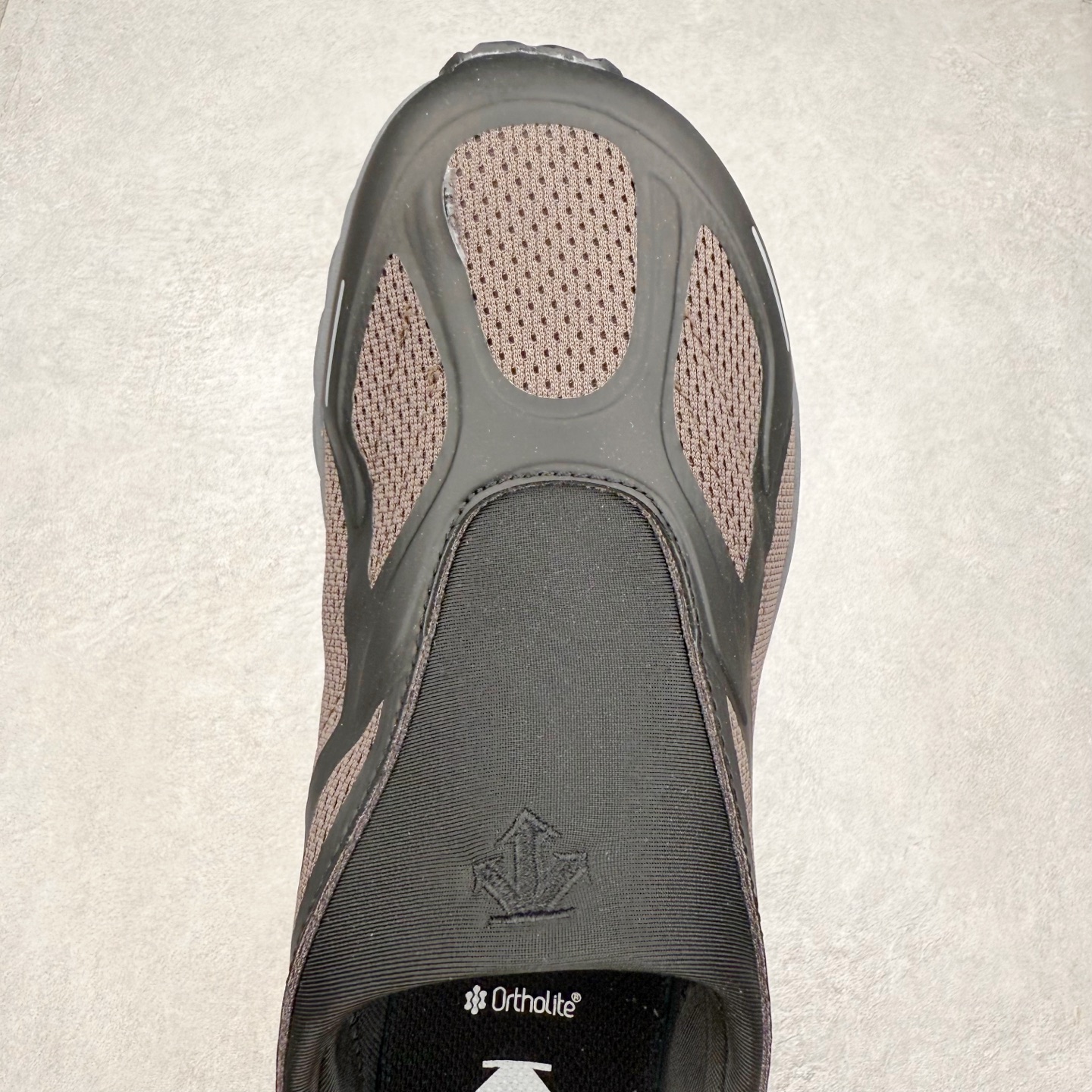 图片[4]-DESCENTE Terrain D 迪桑特潮流运动耐磨 低帮 休闲训练城市通勤跑步鞋 DESCENTE（迪桑特）创立于1935年，品牌名取自法语词汇，意为“滑降”。品牌箭头标识代表滑雪的三种技术“高速直线滑行”、“穿越”和“侧滑”，也寓意品牌在打造高端专业运动产品中不断追求完美的创新精神，致力于成为中国高端专业滑雪、综训、女子、铁人三项、高尔夫的第一品牌。实拍调校N版已经零色差零失真 百分百还原实物色彩所见即所得 不存在货不对板色差等低级问题 选购参考实物拍摄 不混卖不参货 只用心做好货严格选品 承诺混一赔十 尺码：36 36.5 37.5 38 38.5 39 40 40.5 41 42 42.5 43 44 44.5 45-选品中心