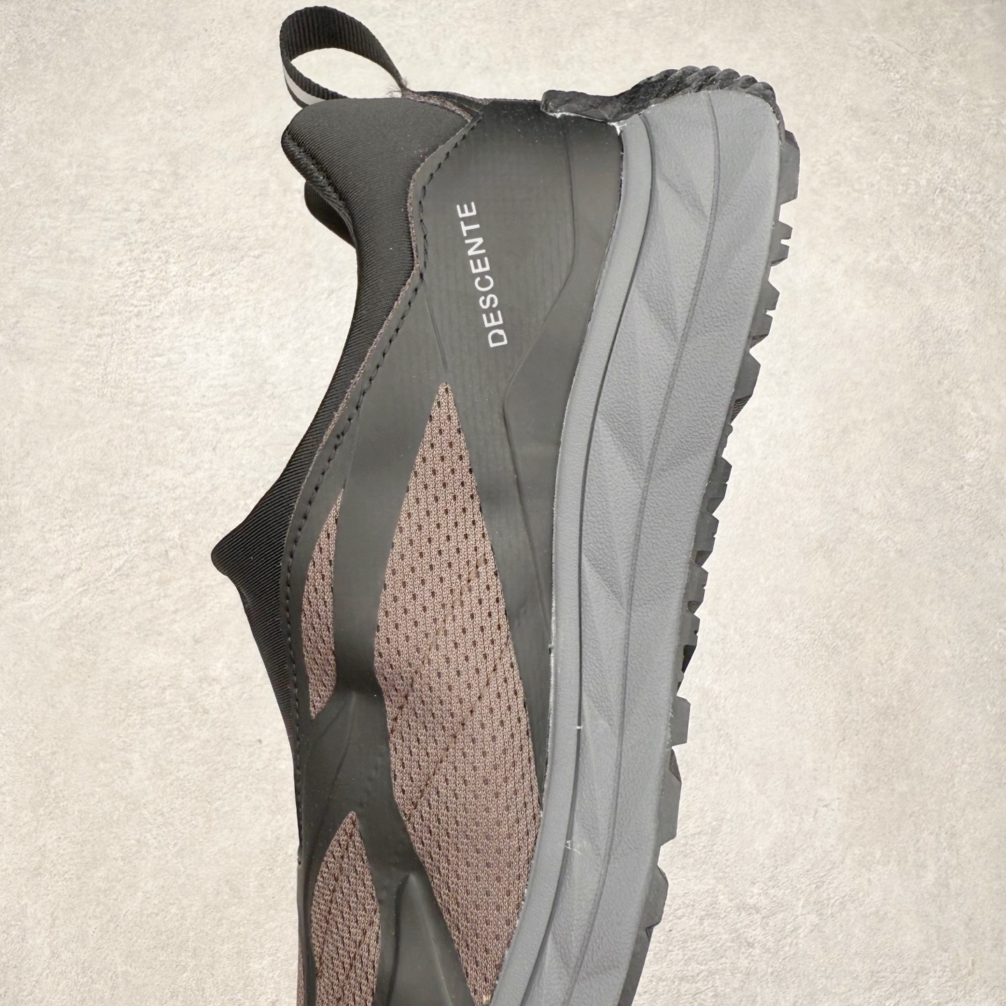 图片[7]-DESCENTE Terrain D 迪桑特潮流运动耐磨 低帮 休闲训练城市通勤跑步鞋 DESCENTE（迪桑特）创立于1935年，品牌名取自法语词汇，意为“滑降”。品牌箭头标识代表滑雪的三种技术“高速直线滑行”、“穿越”和“侧滑”，也寓意品牌在打造高端专业运动产品中不断追求完美的创新精神，致力于成为中国高端专业滑雪、综训、女子、铁人三项、高尔夫的第一品牌。实拍调校N版已经零色差零失真 百分百还原实物色彩所见即所得 不存在货不对板色差等低级问题 选购参考实物拍摄 不混卖不参货 只用心做好货严格选品 承诺混一赔十 尺码：36 36.5 37.5 38 38.5 39 40 40.5 41 42 42.5 43 44 44.5 45-选品中心