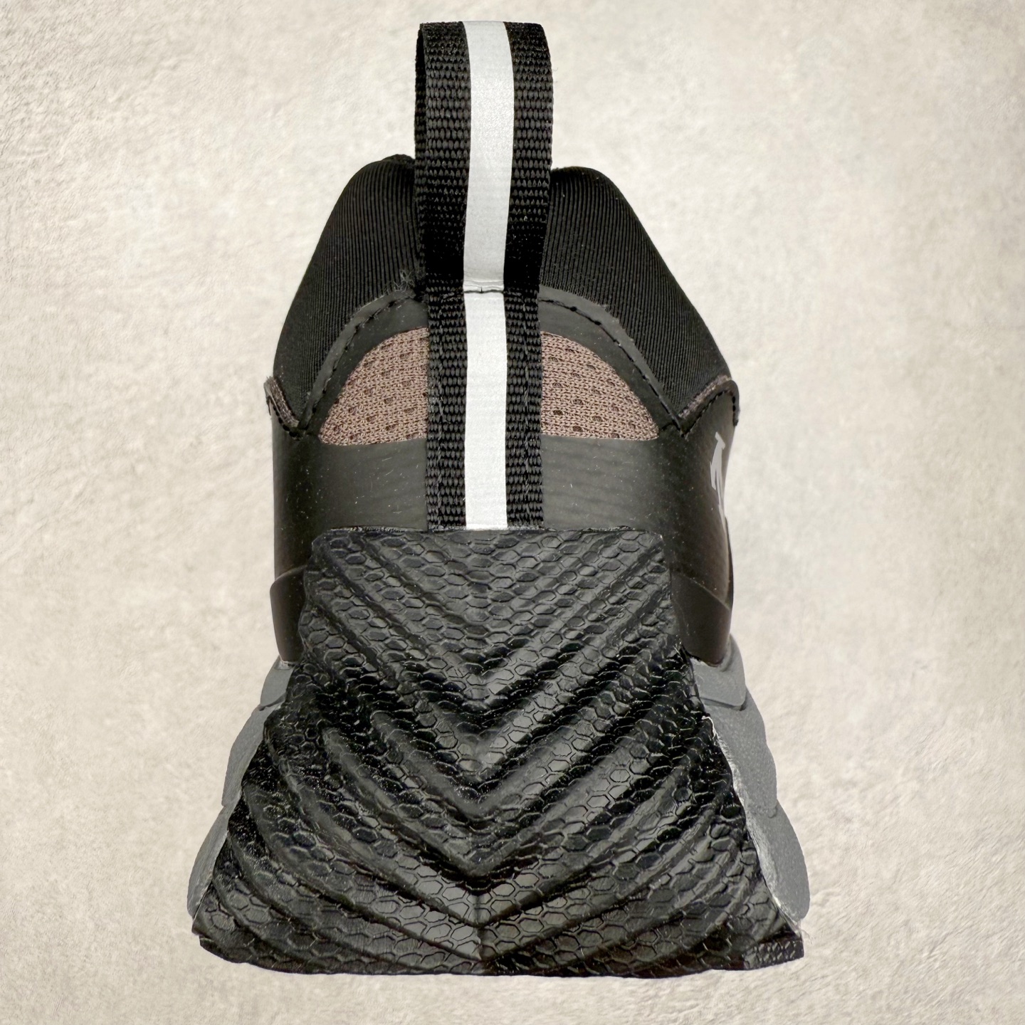 图片[8]-DESCENTE Terrain D 迪桑特潮流运动耐磨 低帮 休闲训练城市通勤跑步鞋 DESCENTE（迪桑特）创立于1935年，品牌名取自法语词汇，意为“滑降”。品牌箭头标识代表滑雪的三种技术“高速直线滑行”、“穿越”和“侧滑”，也寓意品牌在打造高端专业运动产品中不断追求完美的创新精神，致力于成为中国高端专业滑雪、综训、女子、铁人三项、高尔夫的第一品牌。实拍调校N版已经零色差零失真 百分百还原实物色彩所见即所得 不存在货不对板色差等低级问题 选购参考实物拍摄 不混卖不参货 只用心做好货严格选品 承诺混一赔十 尺码：36 36.5 37.5 38 38.5 39 40 40.5 41 42 42.5 43 44 44.5 45-选品中心