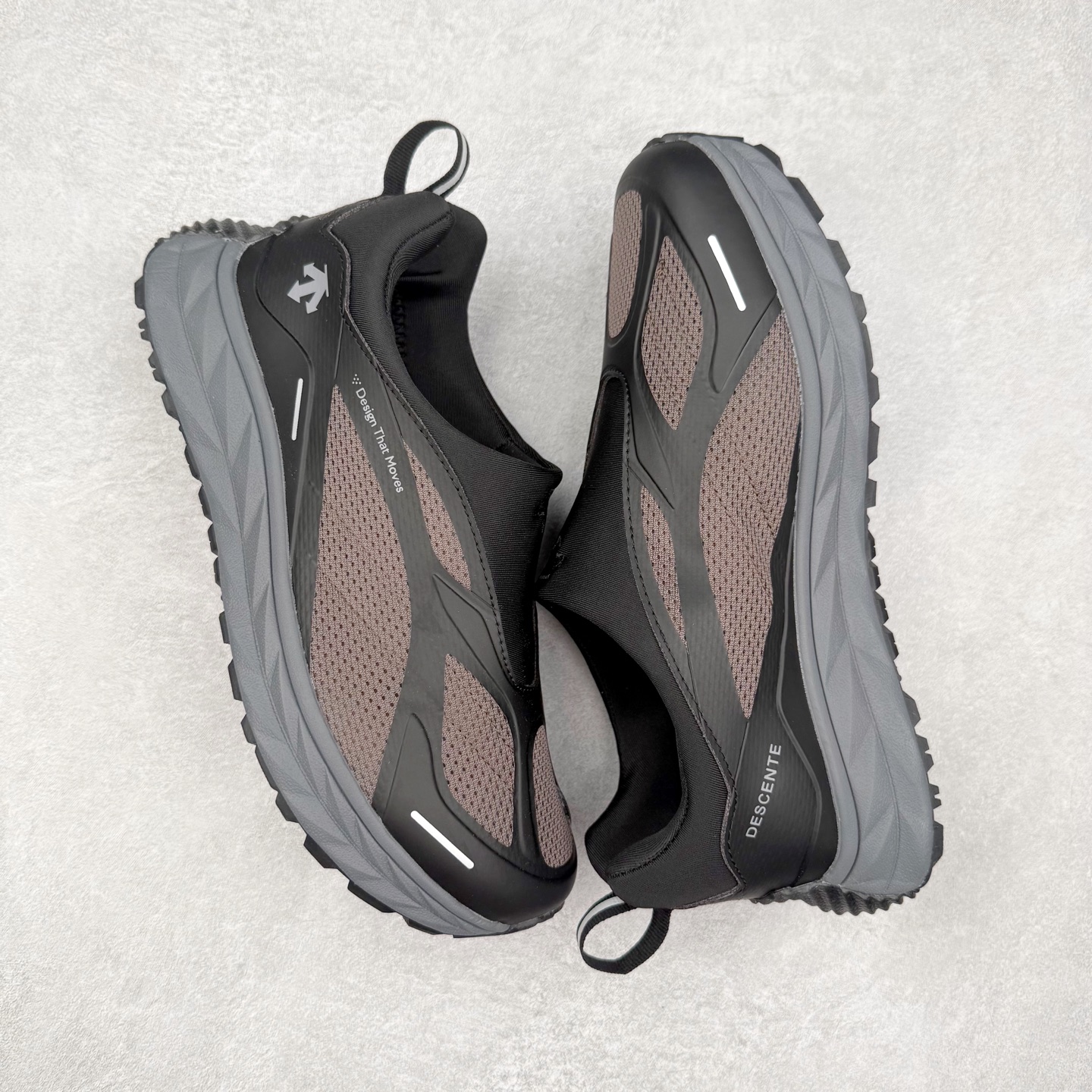 图片[3]-DESCENTE Terrain D 迪桑特潮流运动耐磨 低帮 休闲训练城市通勤跑步鞋 DESCENTE（迪桑特）创立于1935年，品牌名取自法语词汇，意为“滑降”。品牌箭头标识代表滑雪的三种技术“高速直线滑行”、“穿越”和“侧滑”，也寓意品牌在打造高端专业运动产品中不断追求完美的创新精神，致力于成为中国高端专业滑雪、综训、女子、铁人三项、高尔夫的第一品牌。实拍调校N版已经零色差零失真 百分百还原实物色彩所见即所得 不存在货不对板色差等低级问题 选购参考实物拍摄 不混卖不参货 只用心做好货严格选品 承诺混一赔十 尺码：36 36.5 37.5 38 38.5 39 40 40.5 41 42 42.5 43 44 44.5 45-选品中心