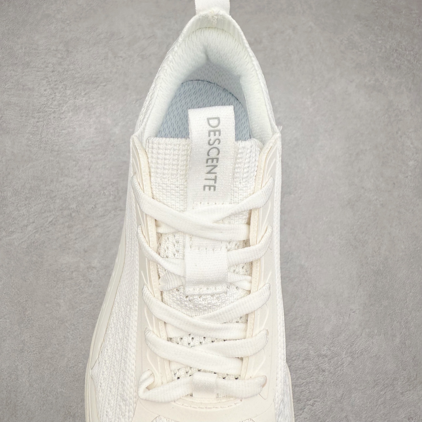 图片[5]-DESCENTE LAVITATE 2 迪桑特舒适减震耐磨透气 低帮跑步鞋 DESCENTE（迪桑特）创立于1935年，品牌名取自法语词汇，意为“滑降”。品牌箭头标识代表滑雪的三种技术“高速直线滑行”、“穿越”和“侧滑”，也寓意品牌在打造高端专业运动产品中不断追求完美的创新精神，致力于成为中国高端专业滑雪、综训、女子、铁人三项、高尔夫的第一品牌。实拍调校N版已经零色差零失真 百分百还原实物色彩所见即所得 不存在货不对板色差等低级问题 选购参考实物拍摄 不混卖不参货 只用心做好货严格选品 承诺混一赔十 尺码：36 36.5 37.5 38 38.5 39 40 40.5 41 42 42.5 43 44 44.5 45-选品中心