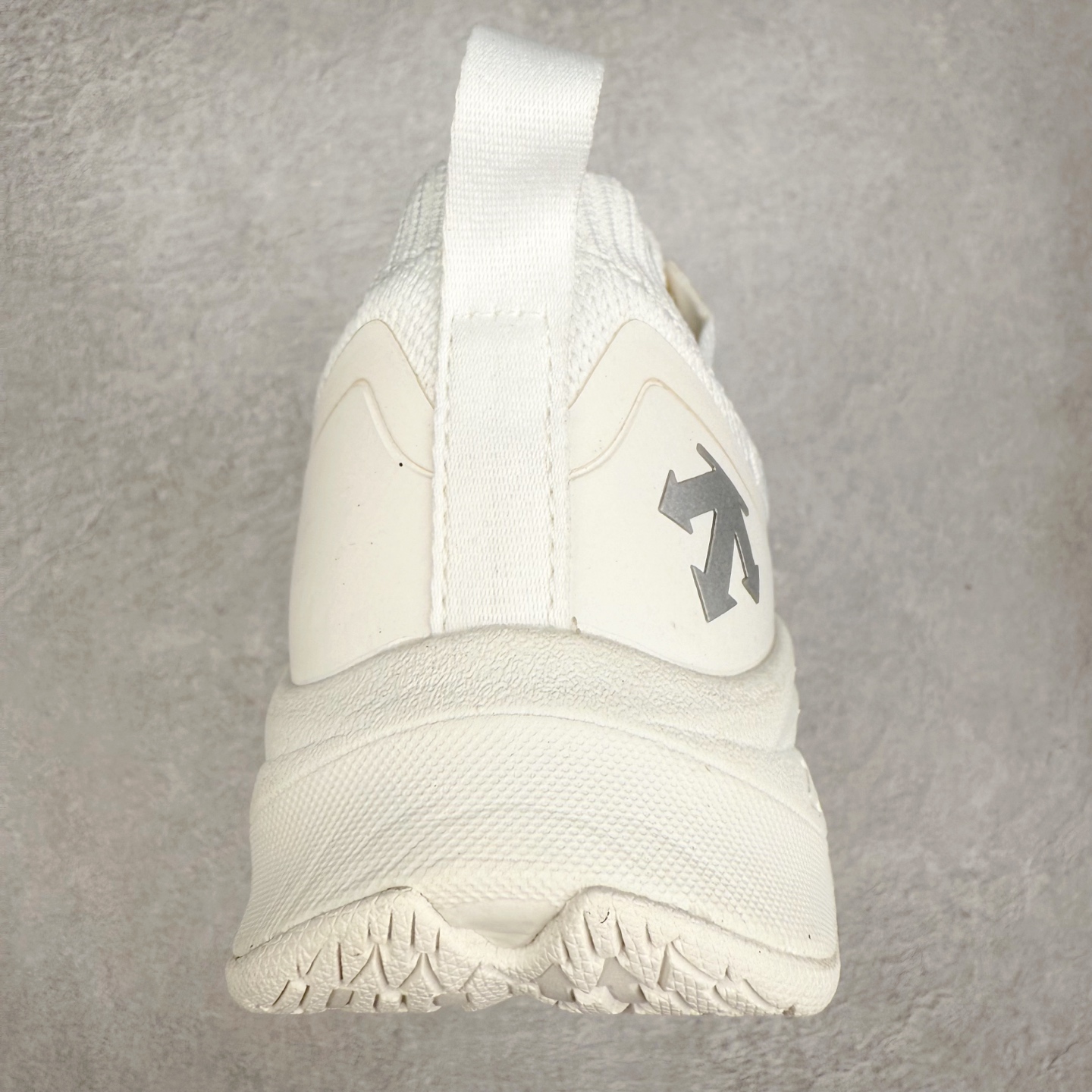 图片[8]-DESCENTE LAVITATE 2 迪桑特舒适减震耐磨透气 低帮跑步鞋 DESCENTE（迪桑特）创立于1935年，品牌名取自法语词汇，意为“滑降”。品牌箭头标识代表滑雪的三种技术“高速直线滑行”、“穿越”和“侧滑”，也寓意品牌在打造高端专业运动产品中不断追求完美的创新精神，致力于成为中国高端专业滑雪、综训、女子、铁人三项、高尔夫的第一品牌。实拍调校N版已经零色差零失真 百分百还原实物色彩所见即所得 不存在货不对板色差等低级问题 选购参考实物拍摄 不混卖不参货 只用心做好货严格选品 承诺混一赔十 尺码：36 36.5 37.5 38 38.5 39 40 40.5 41 42 42.5 43 44 44.5 45-选品中心