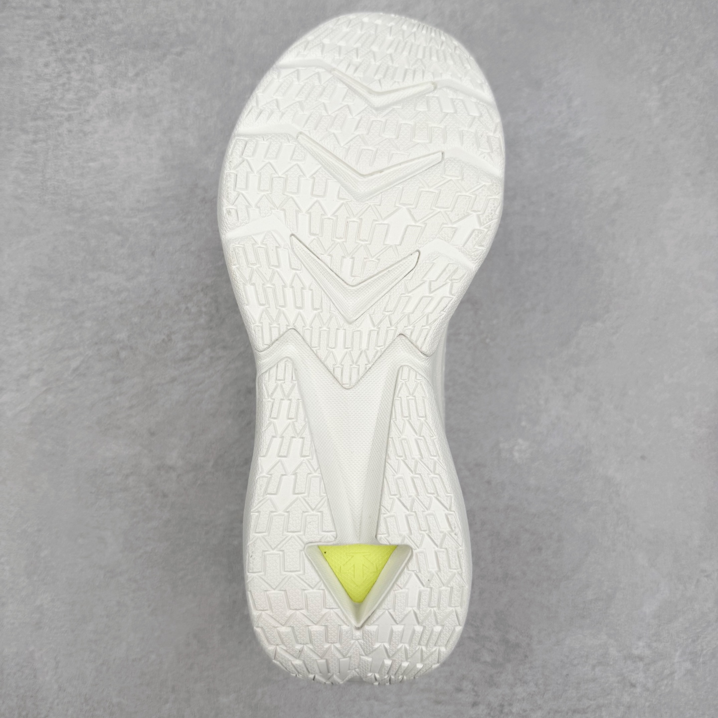 图片[9]-DESCENTE LAVITATE 2 迪桑特舒适减震耐磨透气 低帮跑步鞋 DESCENTE（迪桑特）创立于1935年，品牌名取自法语词汇，意为“滑降”。品牌箭头标识代表滑雪的三种技术“高速直线滑行”、“穿越”和“侧滑”，也寓意品牌在打造高端专业运动产品中不断追求完美的创新精神，致力于成为中国高端专业滑雪、综训、女子、铁人三项、高尔夫的第一品牌。实拍调校N版已经零色差零失真 百分百还原实物色彩所见即所得 不存在货不对板色差等低级问题 选购参考实物拍摄 不混卖不参货 只用心做好货严格选品 承诺混一赔十 尺码：36 36.5 37.5 38 38.5 39 40 40.5 41 42 42.5 43 44 44.5 45-选品中心