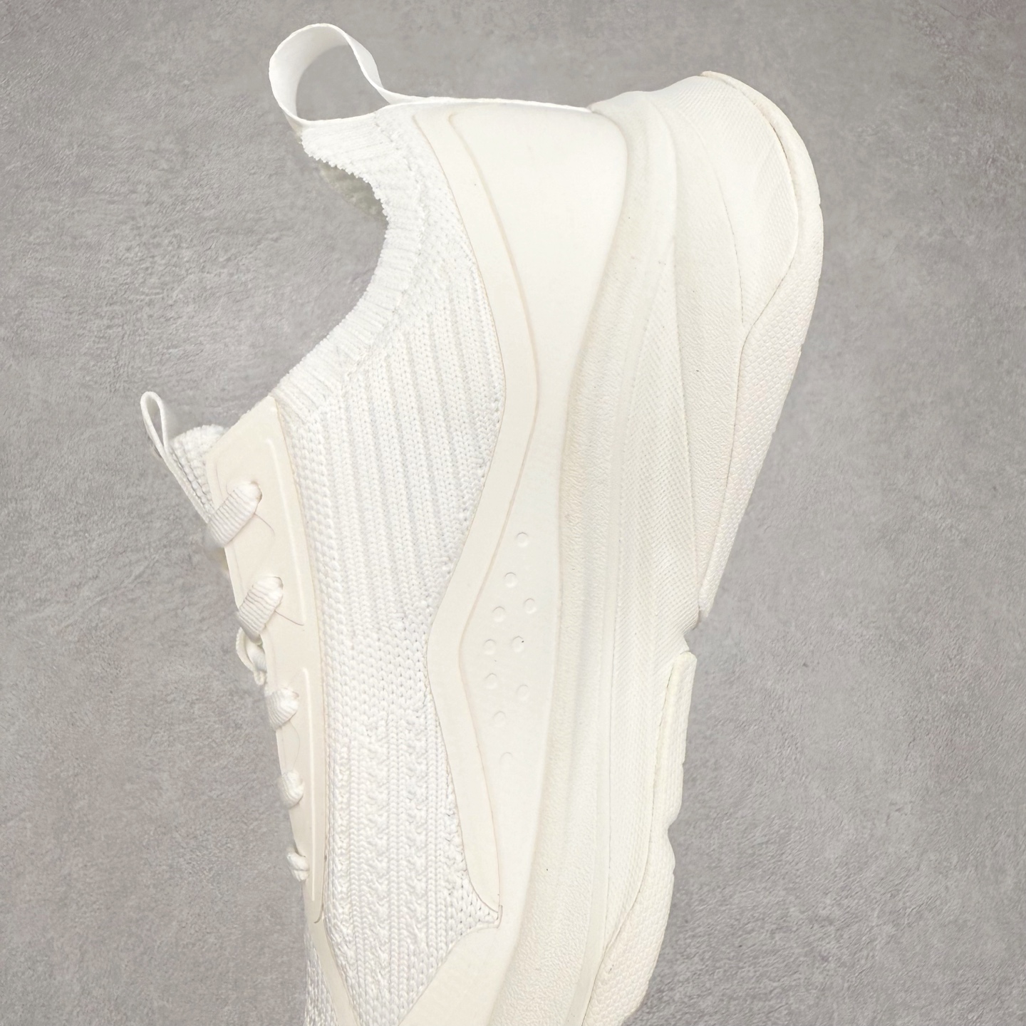 图片[7]-DESCENTE LAVITATE 2 迪桑特舒适减震耐磨透气 低帮跑步鞋 DESCENTE（迪桑特）创立于1935年，品牌名取自法语词汇，意为“滑降”。品牌箭头标识代表滑雪的三种技术“高速直线滑行”、“穿越”和“侧滑”，也寓意品牌在打造高端专业运动产品中不断追求完美的创新精神，致力于成为中国高端专业滑雪、综训、女子、铁人三项、高尔夫的第一品牌。实拍调校N版已经零色差零失真 百分百还原实物色彩所见即所得 不存在货不对板色差等低级问题 选购参考实物拍摄 不混卖不参货 只用心做好货严格选品 承诺混一赔十 尺码：36 36.5 37.5 38 38.5 39 40 40.5 41 42 42.5 43 44 44.5 45-选品中心