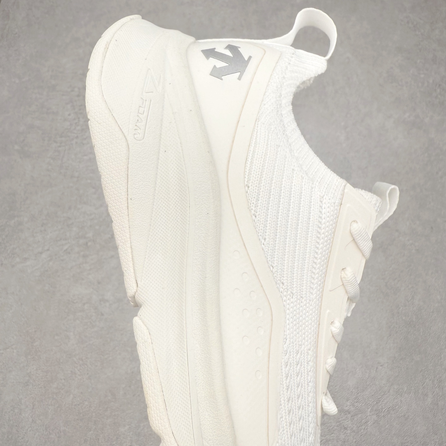 图片[6]-DESCENTE LAVITATE 2 迪桑特舒适减震耐磨透气 低帮跑步鞋 DESCENTE（迪桑特）创立于1935年，品牌名取自法语词汇，意为“滑降”。品牌箭头标识代表滑雪的三种技术“高速直线滑行”、“穿越”和“侧滑”，也寓意品牌在打造高端专业运动产品中不断追求完美的创新精神，致力于成为中国高端专业滑雪、综训、女子、铁人三项、高尔夫的第一品牌。实拍调校N版已经零色差零失真 百分百还原实物色彩所见即所得 不存在货不对板色差等低级问题 选购参考实物拍摄 不混卖不参货 只用心做好货严格选品 承诺混一赔十 尺码：36 36.5 37.5 38 38.5 39 40 40.5 41 42 42.5 43 44 44.5 45-选品中心