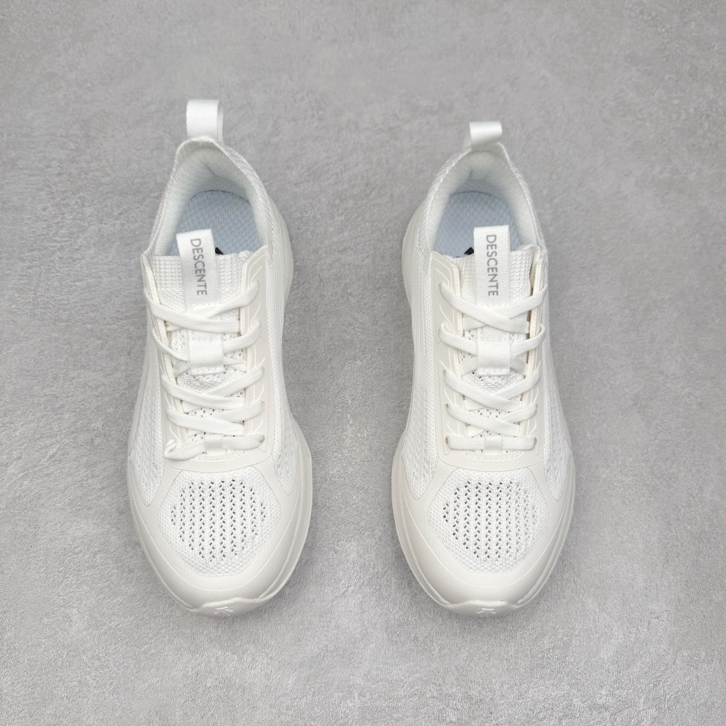 图片[2]-DESCENTE LAVITATE 2 迪桑特舒适减震耐磨透气 低帮跑步鞋 DESCENTE（迪桑特）创立于1935年，品牌名取自法语词汇，意为“滑降”。品牌箭头标识代表滑雪的三种技术“高速直线滑行”、“穿越”和“侧滑”，也寓意品牌在打造高端专业运动产品中不断追求完美的创新精神，致力于成为中国高端专业滑雪、综训、女子、铁人三项、高尔夫的第一品牌。实拍调校N版已经零色差零失真 百分百还原实物色彩所见即所得 不存在货不对板色差等低级问题 选购参考实物拍摄 不混卖不参货 只用心做好货严格选品 承诺混一赔十 尺码：36 36.5 37.5 38 38.5 39 40 40.5 41 42 42.5 43 44 44.5 45-选品中心