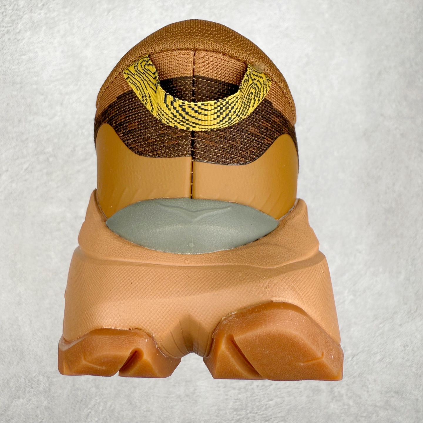 图片[8]-HOKA SKYLINE-FLOAT X 为HOKA首双搭载PeBax推进板的户外登山鞋，为近期大受欢迎的快速登山趋势打造，可同时对应越野跑与快速登山需求。90%蓖麻油提炼制造的Pebax推进版，搭配以甘蔗材质提炼的双密度EVA中底，为登山者带来源源不绝的前进能量。后跟外侧加长的Swallowtail Heel燕尾设计，同时提供上坡有感推进力、下坡步态更顺畅转换的快速登山新体验，适合想尝试轻量化登山，追求快速登山，但希望同时保持支撑推进力的族群。SKYLINE-FLOAT X使用Vibram黄金大底XS Trek复合橡胶成分，兼具耐磨与抓地力，搭配全新设计的5mm大底鞋齿与鞋纹，让克服崎岖地形更轻松，落地更稳定。 尺码：36 36.5 37.5 38 38.5 39 40 40.5 41 42 42.5 43 44 44.5 45-选品中心