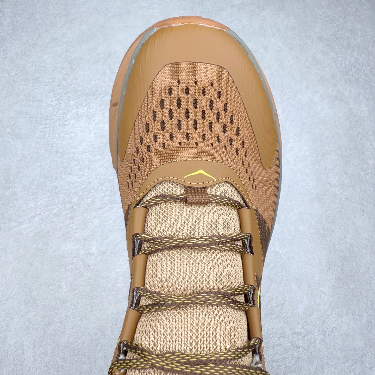 图片[4]-HOKA SKYLINE-FLOAT X 为HOKA首双搭载PeBax推进板的户外登山鞋，为近期大受欢迎的快速登山趋势打造，可同时对应越野跑与快速登山需求。90%蓖麻油提炼制造的Pebax推进版，搭配以甘蔗材质提炼的双密度EVA中底，为登山者带来源源不绝的前进能量。后跟外侧加长的Swallowtail Heel燕尾设计，同时提供上坡有感推进力、下坡步态更顺畅转换的快速登山新体验，适合想尝试轻量化登山，追求快速登山，但希望同时保持支撑推进力的族群。SKYLINE-FLOAT X使用Vibram黄金大底XS Trek复合橡胶成分，兼具耐磨与抓地力，搭配全新设计的5mm大底鞋齿与鞋纹，让克服崎岖地形更轻松，落地更稳定。 尺码：36 36.5 37.5 38 38.5 39 40 40.5 41 42 42.5 43 44 44.5 45-选品中心