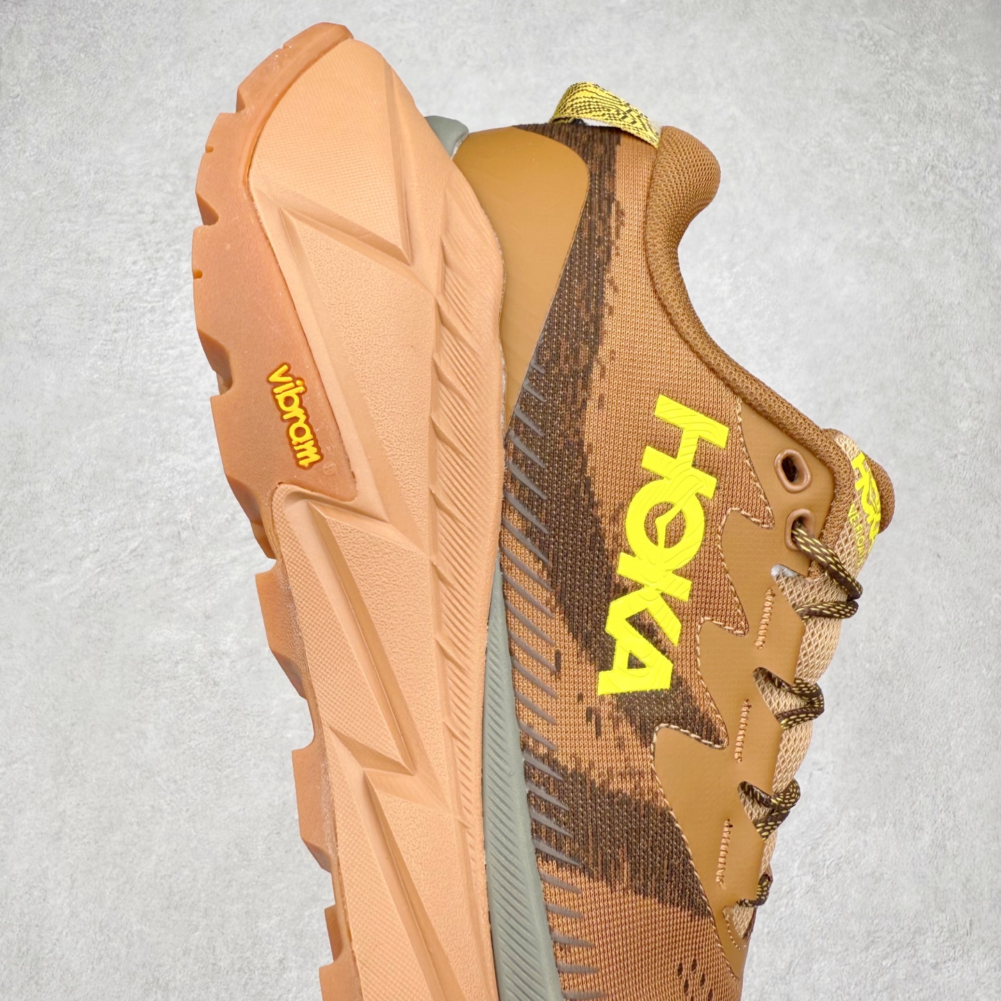 图片[6]-HOKA SKYLINE-FLOAT X 为HOKA首双搭载PeBax推进板的户外登山鞋，为近期大受欢迎的快速登山趋势打造，可同时对应越野跑与快速登山需求。90%蓖麻油提炼制造的Pebax推进版，搭配以甘蔗材质提炼的双密度EVA中底，为登山者带来源源不绝的前进能量。后跟外侧加长的Swallowtail Heel燕尾设计，同时提供上坡有感推进力、下坡步态更顺畅转换的快速登山新体验，适合想尝试轻量化登山，追求快速登山，但希望同时保持支撑推进力的族群。SKYLINE-FLOAT X使用Vibram黄金大底XS Trek复合橡胶成分，兼具耐磨与抓地力，搭配全新设计的5mm大底鞋齿与鞋纹，让克服崎岖地形更轻松，落地更稳定。 尺码：36 36.5 37.5 38 38.5 39 40 40.5 41 42 42.5 43 44 44.5 45-选品中心