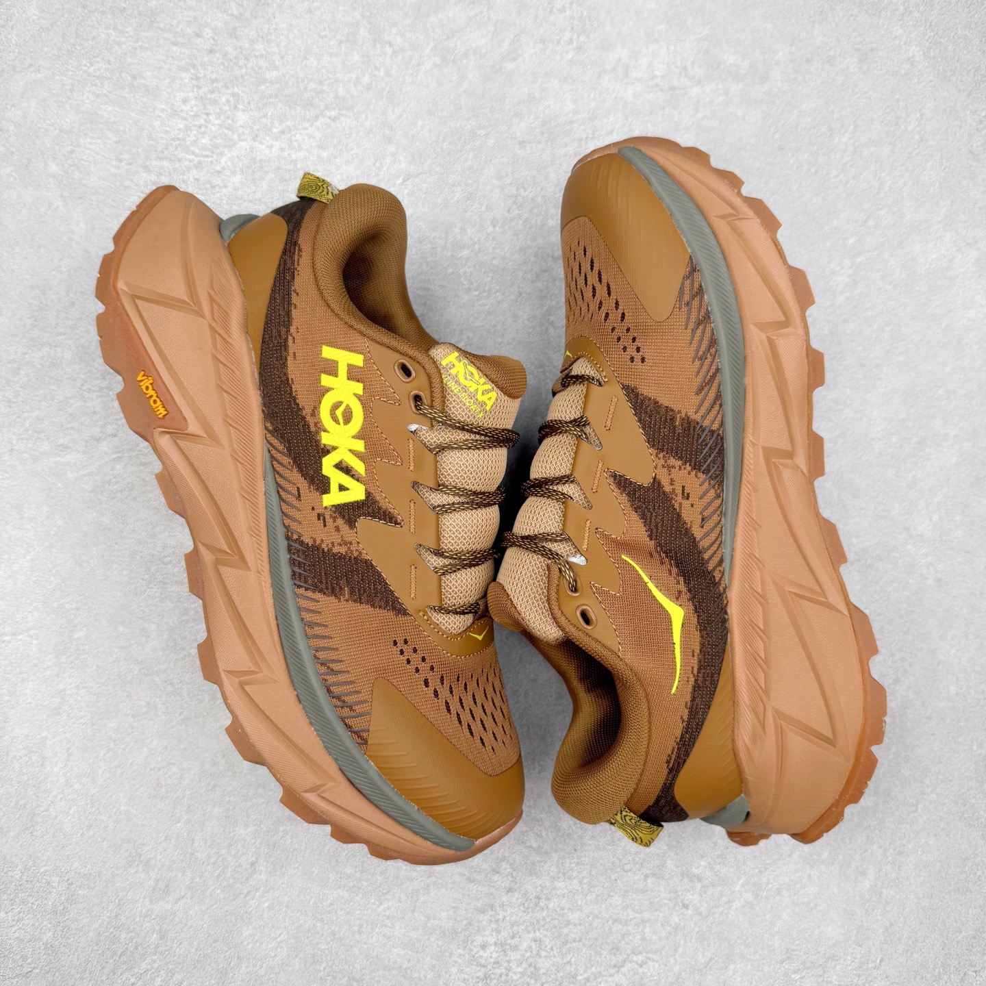 图片[3]-HOKA SKYLINE-FLOAT X 为HOKA首双搭载PeBax推进板的户外登山鞋，为近期大受欢迎的快速登山趋势打造，可同时对应越野跑与快速登山需求。90%蓖麻油提炼制造的Pebax推进版，搭配以甘蔗材质提炼的双密度EVA中底，为登山者带来源源不绝的前进能量。后跟外侧加长的Swallowtail Heel燕尾设计，同时提供上坡有感推进力、下坡步态更顺畅转换的快速登山新体验，适合想尝试轻量化登山，追求快速登山，但希望同时保持支撑推进力的族群。SKYLINE-FLOAT X使用Vibram黄金大底XS Trek复合橡胶成分，兼具耐磨与抓地力，搭配全新设计的5mm大底鞋齿与鞋纹，让克服崎岖地形更轻松，落地更稳定。 尺码：36 36.5 37.5 38 38.5 39 40 40.5 41 42 42.5 43 44 44.5 45-选品中心