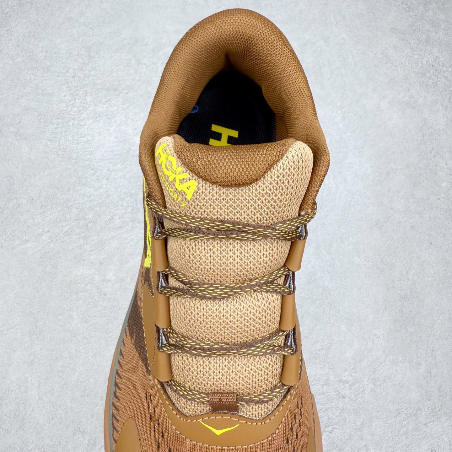 图片[5]-HOKA SKYLINE-FLOAT X 为HOKA首双搭载PeBax推进板的户外登山鞋，为近期大受欢迎的快速登山趋势打造，可同时对应越野跑与快速登山需求。90%蓖麻油提炼制造的Pebax推进版，搭配以甘蔗材质提炼的双密度EVA中底，为登山者带来源源不绝的前进能量。后跟外侧加长的Swallowtail Heel燕尾设计，同时提供上坡有感推进力、下坡步态更顺畅转换的快速登山新体验，适合想尝试轻量化登山，追求快速登山，但希望同时保持支撑推进力的族群。SKYLINE-FLOAT X使用Vibram黄金大底XS Trek复合橡胶成分，兼具耐磨与抓地力，搭配全新设计的5mm大底鞋齿与鞋纹，让克服崎岖地形更轻松，落地更稳定。 尺码：36 36.5 37.5 38 38.5 39 40 40.5 41 42 42.5 43 44 44.5 45-选品中心