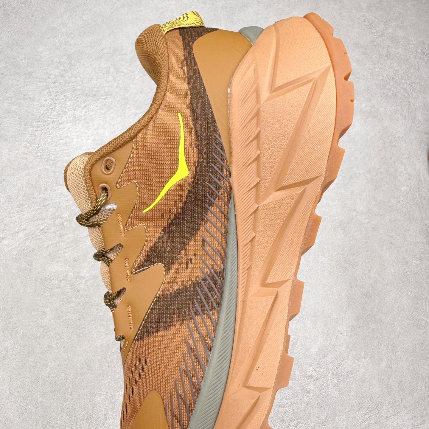 图片[7]-HOKA SKYLINE-FLOAT X 为HOKA首双搭载PeBax推进板的户外登山鞋，为近期大受欢迎的快速登山趋势打造，可同时对应越野跑与快速登山需求。90%蓖麻油提炼制造的Pebax推进版，搭配以甘蔗材质提炼的双密度EVA中底，为登山者带来源源不绝的前进能量。后跟外侧加长的Swallowtail Heel燕尾设计，同时提供上坡有感推进力、下坡步态更顺畅转换的快速登山新体验，适合想尝试轻量化登山，追求快速登山，但希望同时保持支撑推进力的族群。SKYLINE-FLOAT X使用Vibram黄金大底XS Trek复合橡胶成分，兼具耐磨与抓地力，搭配全新设计的5mm大底鞋齿与鞋纹，让克服崎岖地形更轻松，落地更稳定。 尺码：36 36.5 37.5 38 38.5 39 40 40.5 41 42 42.5 43 44 44.5 45-选品中心