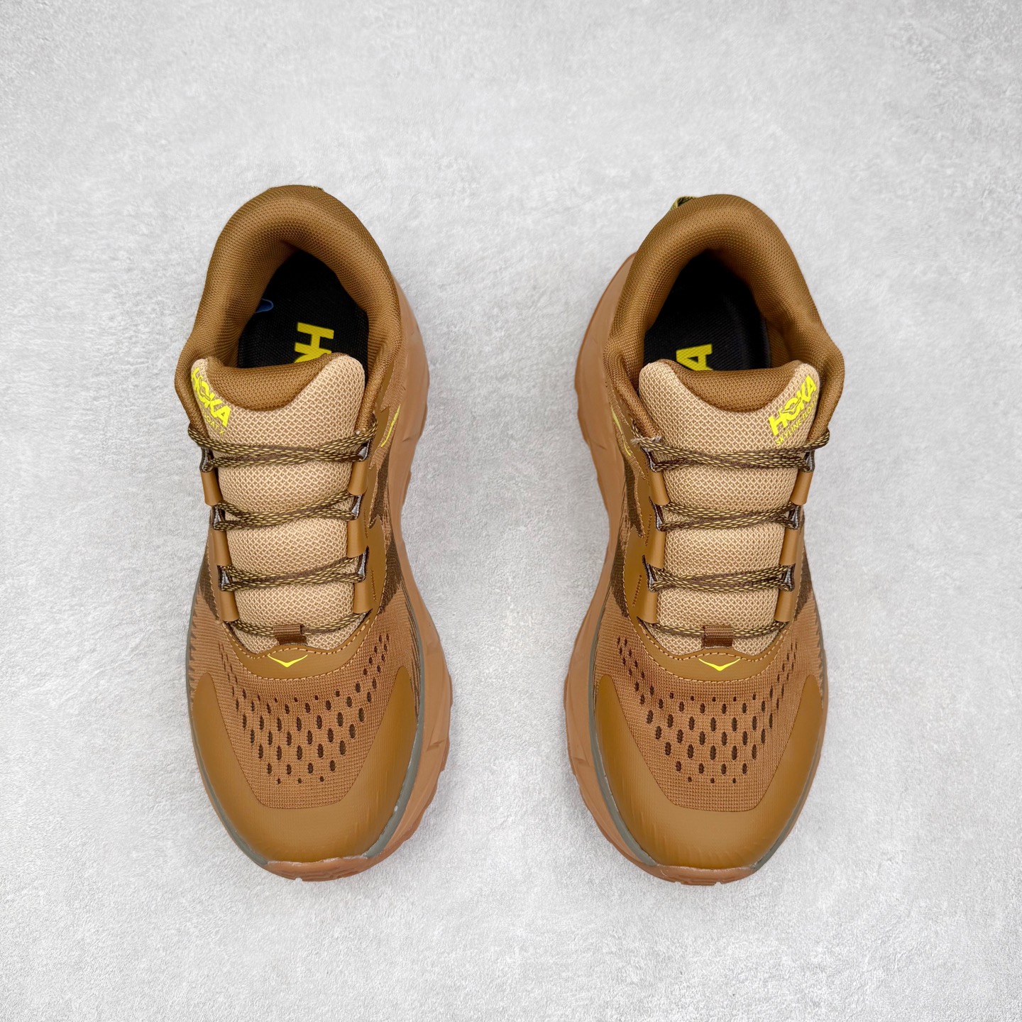 图片[2]-HOKA SKYLINE-FLOAT X 为HOKA首双搭载PeBax推进板的户外登山鞋，为近期大受欢迎的快速登山趋势打造，可同时对应越野跑与快速登山需求。90%蓖麻油提炼制造的Pebax推进版，搭配以甘蔗材质提炼的双密度EVA中底，为登山者带来源源不绝的前进能量。后跟外侧加长的Swallowtail Heel燕尾设计，同时提供上坡有感推进力、下坡步态更顺畅转换的快速登山新体验，适合想尝试轻量化登山，追求快速登山，但希望同时保持支撑推进力的族群。SKYLINE-FLOAT X使用Vibram黄金大底XS Trek复合橡胶成分，兼具耐磨与抓地力，搭配全新设计的5mm大底鞋齿与鞋纹，让克服崎岖地形更轻松，落地更稳定。 尺码：36 36.5 37.5 38 38.5 39 40 40.5 41 42 42.5 43 44 44.5 45-选品中心