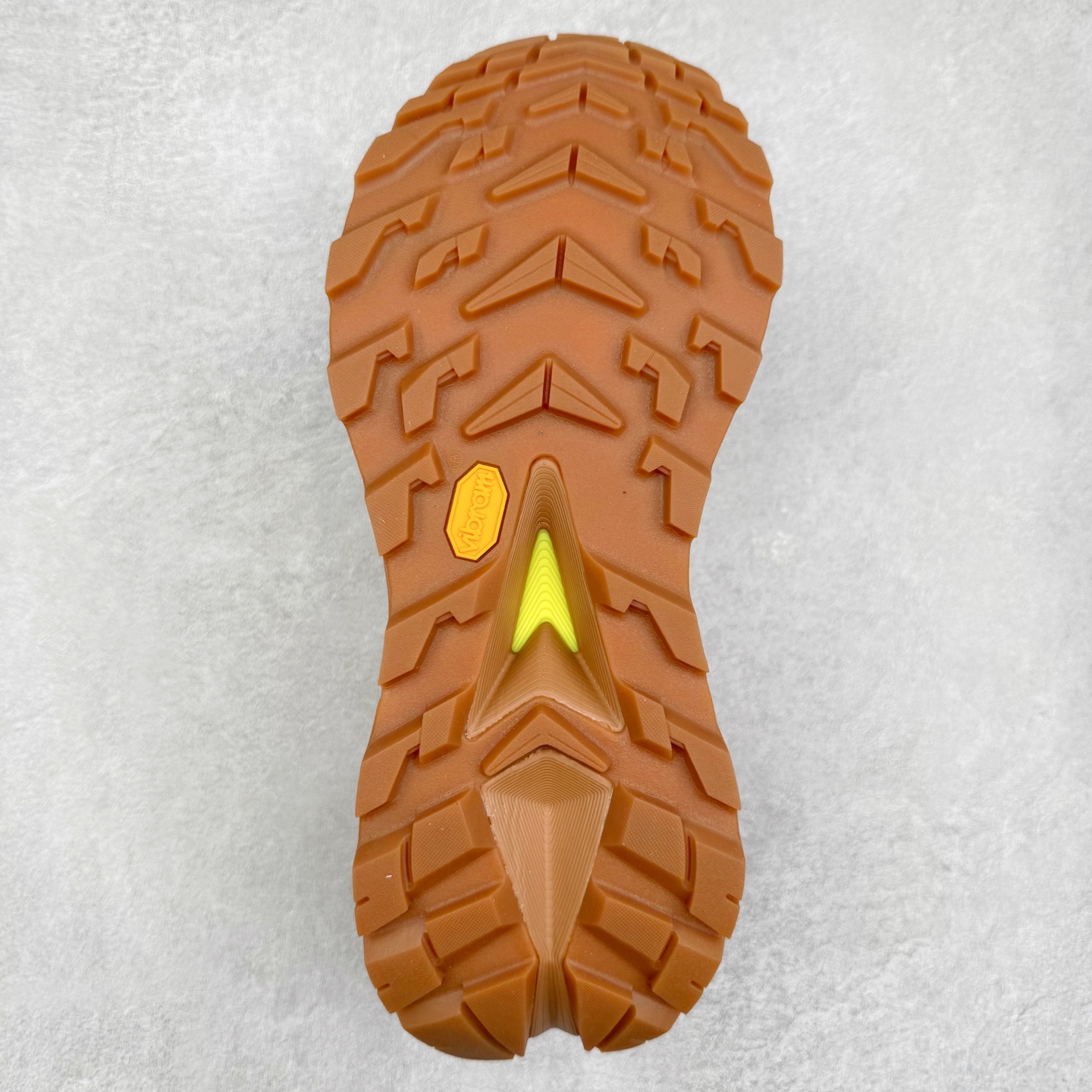 图片[9]-HOKA SKYLINE-FLOAT X 为HOKA首双搭载PeBax推进板的户外登山鞋，为近期大受欢迎的快速登山趋势打造，可同时对应越野跑与快速登山需求。90%蓖麻油提炼制造的Pebax推进版，搭配以甘蔗材质提炼的双密度EVA中底，为登山者带来源源不绝的前进能量。后跟外侧加长的Swallowtail Heel燕尾设计，同时提供上坡有感推进力、下坡步态更顺畅转换的快速登山新体验，适合想尝试轻量化登山，追求快速登山，但希望同时保持支撑推进力的族群。SKYLINE-FLOAT X使用Vibram黄金大底XS Trek复合橡胶成分，兼具耐磨与抓地力，搭配全新设计的5mm大底鞋齿与鞋纹，让克服崎岖地形更轻松，落地更稳定。 尺码：36 36.5 37.5 38 38.5 39 40 40.5 41 42 42.5 43 44 44.5 45-选品中心