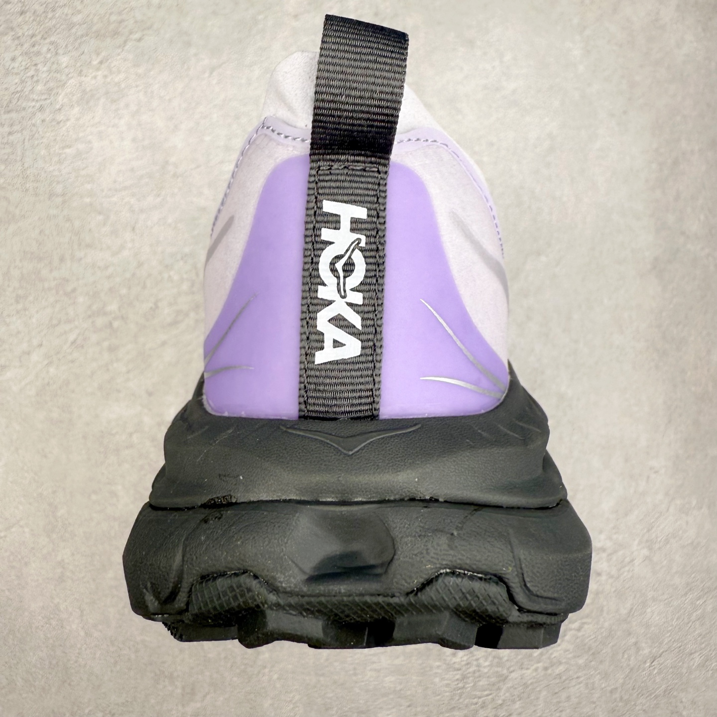 图片[8]-Satisfy x HOKA ONE ONE 百搭简约防滑耐磨低帮跑步鞋 联名配色 球鞋继承了HOKA的经典越野鞋型MAFATE SPEED 4的设计，更在此基础上进行了创新和提升，使得它既适合户外越野跑，又充满了时尚潮流的元素。它的半透明鞋面设计，不仅让鞋身看起来更加轻便，而且提供了良好的透气性。而保护性的防撕裂尼龙面料，则确保了在复杂地形中的耐用性。这样的设计，让人在享受奔跑的同时，也能感受到鞋底带来的舒适。双层ProFly™中底的使用，是这款鞋的另一个亮点。这种中底材质，提供了卓越的缓震性能，无论是在崎岖的山路上，还是在平坦的道路上，都能给跑者带来稳定的支撑。而VIBRAM MEGAGRIP®及LITEBASE®大底的搭载，更是让这款鞋在保持高抓地力的同时，减轻了鞋底的重量，使得每一步跑动都轻盈如飞。尺码：36 36.5 37.5 38 38.5 39 40 40.5 41 42 42.5 43 44 44.5 45 46-选品中心