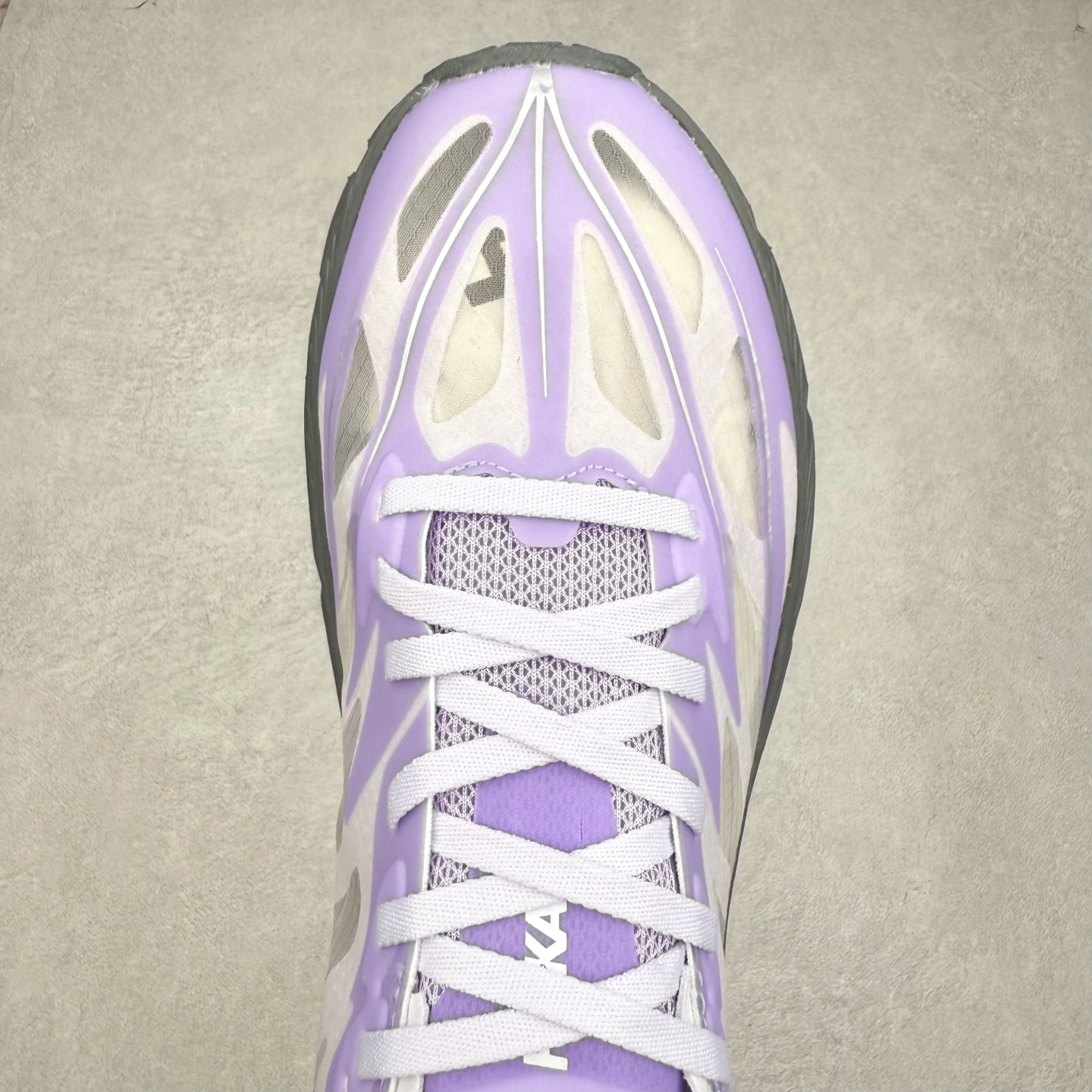 图片[4]-Satisfy x HOKA ONE ONE 百搭简约防滑耐磨低帮跑步鞋 联名配色 球鞋继承了HOKA的经典越野鞋型MAFATE SPEED 4的设计，更在此基础上进行了创新和提升，使得它既适合户外越野跑，又充满了时尚潮流的元素。它的半透明鞋面设计，不仅让鞋身看起来更加轻便，而且提供了良好的透气性。而保护性的防撕裂尼龙面料，则确保了在复杂地形中的耐用性。这样的设计，让人在享受奔跑的同时，也能感受到鞋底带来的舒适。双层ProFly™中底的使用，是这款鞋的另一个亮点。这种中底材质，提供了卓越的缓震性能，无论是在崎岖的山路上，还是在平坦的道路上，都能给跑者带来稳定的支撑。而VIBRAM MEGAGRIP®及LITEBASE®大底的搭载，更是让这款鞋在保持高抓地力的同时，减轻了鞋底的重量，使得每一步跑动都轻盈如飞。尺码：36 36.5 37.5 38 38.5 39 40 40.5 41 42 42.5 43 44 44.5 45 46-选品中心