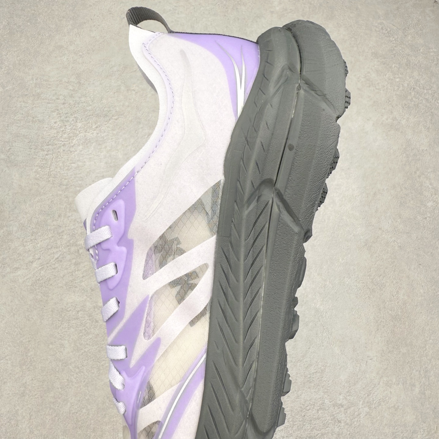 图片[7]-Satisfy x HOKA ONE ONE 百搭简约防滑耐磨低帮跑步鞋 联名配色 球鞋继承了HOKA的经典越野鞋型MAFATE SPEED 4的设计，更在此基础上进行了创新和提升，使得它既适合户外越野跑，又充满了时尚潮流的元素。它的半透明鞋面设计，不仅让鞋身看起来更加轻便，而且提供了良好的透气性。而保护性的防撕裂尼龙面料，则确保了在复杂地形中的耐用性。这样的设计，让人在享受奔跑的同时，也能感受到鞋底带来的舒适。双层ProFly™中底的使用，是这款鞋的另一个亮点。这种中底材质，提供了卓越的缓震性能，无论是在崎岖的山路上，还是在平坦的道路上，都能给跑者带来稳定的支撑。而VIBRAM MEGAGRIP®及LITEBASE®大底的搭载，更是让这款鞋在保持高抓地力的同时，减轻了鞋底的重量，使得每一步跑动都轻盈如飞。尺码：36 36.5 37.5 38 38.5 39 40 40.5 41 42 42.5 43 44 44.5 45 46-选品中心