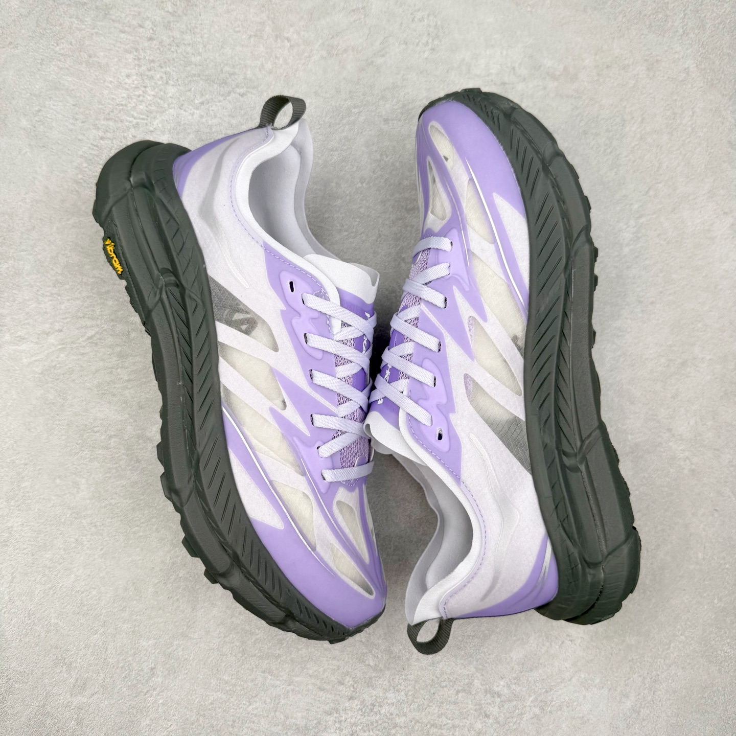 图片[3]-Satisfy x HOKA ONE ONE 百搭简约防滑耐磨低帮跑步鞋 联名配色 球鞋继承了HOKA的经典越野鞋型MAFATE SPEED 4的设计，更在此基础上进行了创新和提升，使得它既适合户外越野跑，又充满了时尚潮流的元素。它的半透明鞋面设计，不仅让鞋身看起来更加轻便，而且提供了良好的透气性。而保护性的防撕裂尼龙面料，则确保了在复杂地形中的耐用性。这样的设计，让人在享受奔跑的同时，也能感受到鞋底带来的舒适。双层ProFly™中底的使用，是这款鞋的另一个亮点。这种中底材质，提供了卓越的缓震性能，无论是在崎岖的山路上，还是在平坦的道路上，都能给跑者带来稳定的支撑。而VIBRAM MEGAGRIP®及LITEBASE®大底的搭载，更是让这款鞋在保持高抓地力的同时，减轻了鞋底的重量，使得每一步跑动都轻盈如飞。尺码：36 36.5 37.5 38 38.5 39 40 40.5 41 42 42.5 43 44 44.5 45 46-选品中心