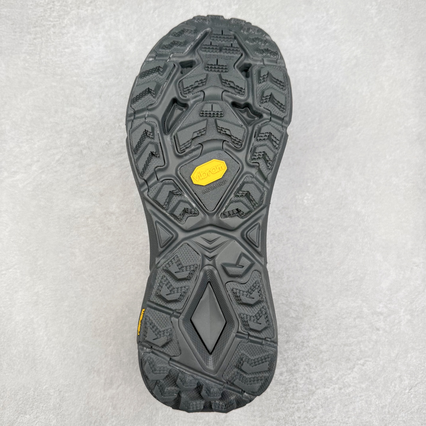 图片[9]-Satisfy x HOKA ONE ONE 百搭简约防滑耐磨低帮跑步鞋 联名配色 球鞋继承了HOKA的经典越野鞋型MAFATE SPEED 4的设计，更在此基础上进行了创新和提升，使得它既适合户外越野跑，又充满了时尚潮流的元素。它的半透明鞋面设计，不仅让鞋身看起来更加轻便，而且提供了良好的透气性。而保护性的防撕裂尼龙面料，则确保了在复杂地形中的耐用性。这样的设计，让人在享受奔跑的同时，也能感受到鞋底带来的舒适。双层ProFly™中底的使用，是这款鞋的另一个亮点。这种中底材质，提供了卓越的缓震性能，无论是在崎岖的山路上，还是在平坦的道路上，都能给跑者带来稳定的支撑。而VIBRAM MEGAGRIP®及LITEBASE®大底的搭载，更是让这款鞋在保持高抓地力的同时，减轻了鞋底的重量，使得每一步跑动都轻盈如飞。尺码：36 36.5 37.5 38 38.5 39 40 40.5 41 42 42.5 43 44 44.5 45 46-选品中心