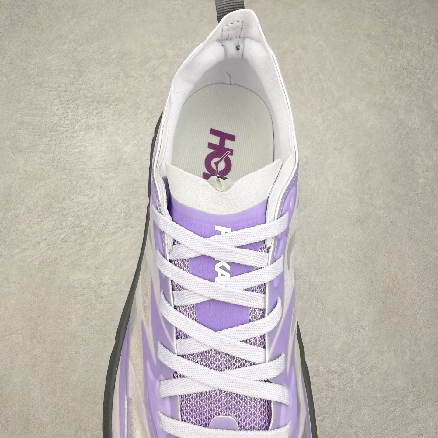 图片[5]-Satisfy x HOKA ONE ONE 百搭简约防滑耐磨低帮跑步鞋 联名配色 球鞋继承了HOKA的经典越野鞋型MAFATE SPEED 4的设计，更在此基础上进行了创新和提升，使得它既适合户外越野跑，又充满了时尚潮流的元素。它的半透明鞋面设计，不仅让鞋身看起来更加轻便，而且提供了良好的透气性。而保护性的防撕裂尼龙面料，则确保了在复杂地形中的耐用性。这样的设计，让人在享受奔跑的同时，也能感受到鞋底带来的舒适。双层ProFly™中底的使用，是这款鞋的另一个亮点。这种中底材质，提供了卓越的缓震性能，无论是在崎岖的山路上，还是在平坦的道路上，都能给跑者带来稳定的支撑。而VIBRAM MEGAGRIP®及LITEBASE®大底的搭载，更是让这款鞋在保持高抓地力的同时，减轻了鞋底的重量，使得每一步跑动都轻盈如飞。尺码：36 36.5 37.5 38 38.5 39 40 40.5 41 42 42.5 43 44 44.5 45 46-选品中心