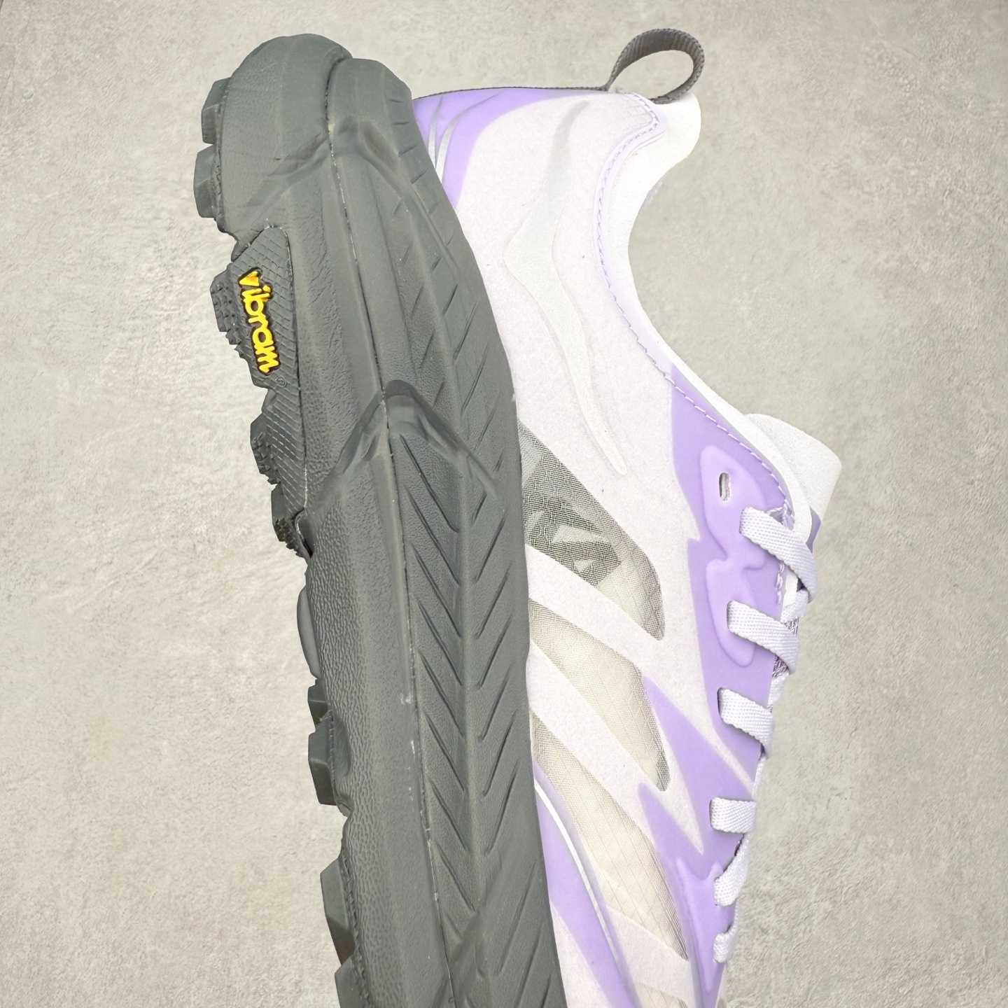 图片[6]-Satisfy x HOKA ONE ONE 百搭简约防滑耐磨低帮跑步鞋 联名配色 球鞋继承了HOKA的经典越野鞋型MAFATE SPEED 4的设计，更在此基础上进行了创新和提升，使得它既适合户外越野跑，又充满了时尚潮流的元素。它的半透明鞋面设计，不仅让鞋身看起来更加轻便，而且提供了良好的透气性。而保护性的防撕裂尼龙面料，则确保了在复杂地形中的耐用性。这样的设计，让人在享受奔跑的同时，也能感受到鞋底带来的舒适。双层ProFly™中底的使用，是这款鞋的另一个亮点。这种中底材质，提供了卓越的缓震性能，无论是在崎岖的山路上，还是在平坦的道路上，都能给跑者带来稳定的支撑。而VIBRAM MEGAGRIP®及LITEBASE®大底的搭载，更是让这款鞋在保持高抓地力的同时，减轻了鞋底的重量，使得每一步跑动都轻盈如飞。尺码：36 36.5 37.5 38 38.5 39 40 40.5 41 42 42.5 43 44 44.5 45 46-选品中心