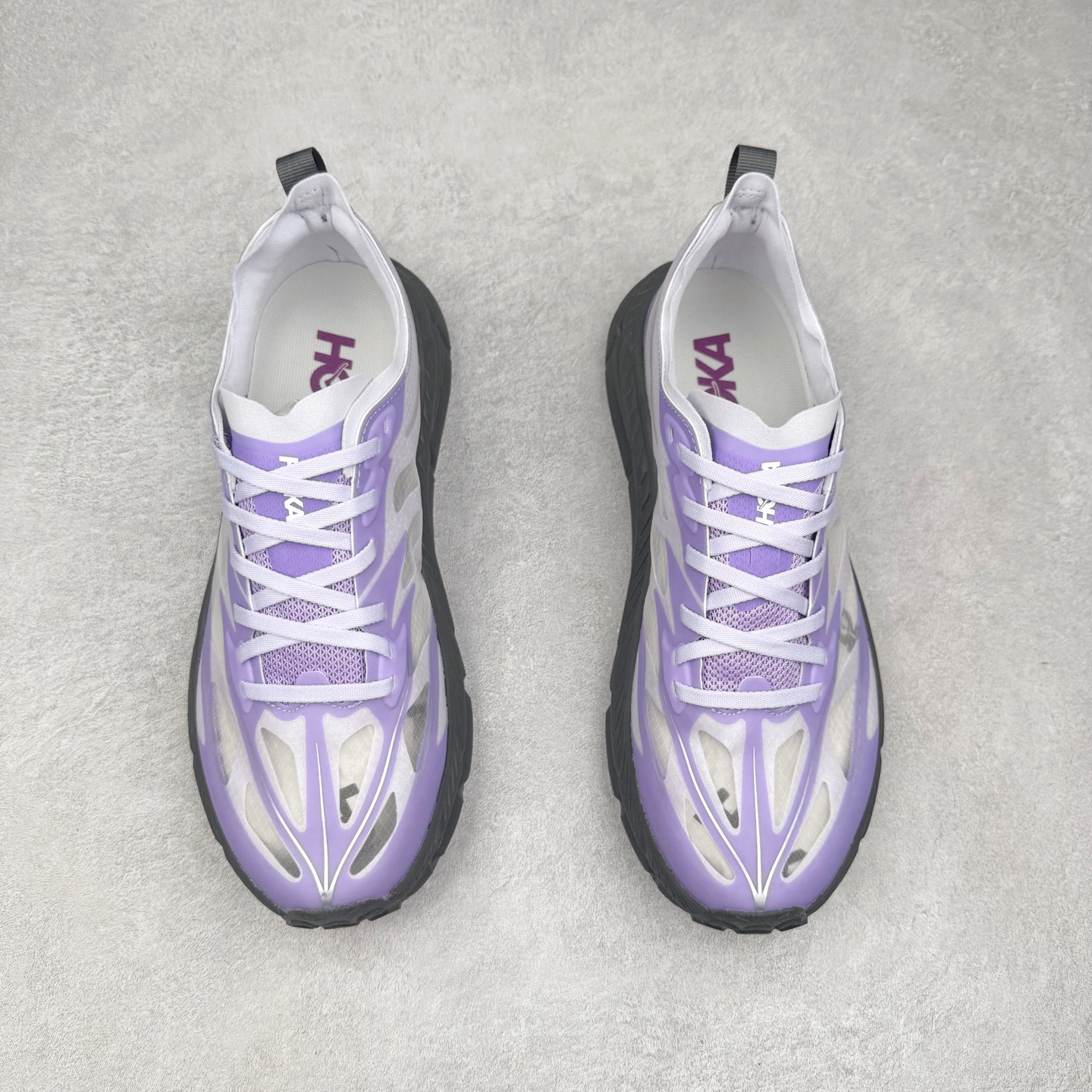 图片[2]-Satisfy x HOKA ONE ONE 百搭简约防滑耐磨低帮跑步鞋 联名配色 球鞋继承了HOKA的经典越野鞋型MAFATE SPEED 4的设计，更在此基础上进行了创新和提升，使得它既适合户外越野跑，又充满了时尚潮流的元素。它的半透明鞋面设计，不仅让鞋身看起来更加轻便，而且提供了良好的透气性。而保护性的防撕裂尼龙面料，则确保了在复杂地形中的耐用性。这样的设计，让人在享受奔跑的同时，也能感受到鞋底带来的舒适。双层ProFly™中底的使用，是这款鞋的另一个亮点。这种中底材质，提供了卓越的缓震性能，无论是在崎岖的山路上，还是在平坦的道路上，都能给跑者带来稳定的支撑。而VIBRAM MEGAGRIP®及LITEBASE®大底的搭载，更是让这款鞋在保持高抓地力的同时，减轻了鞋底的重量，使得每一步跑动都轻盈如飞。尺码：36 36.5 37.5 38 38.5 39 40 40.5 41 42 42.5 43 44 44.5 45 46-选品中心