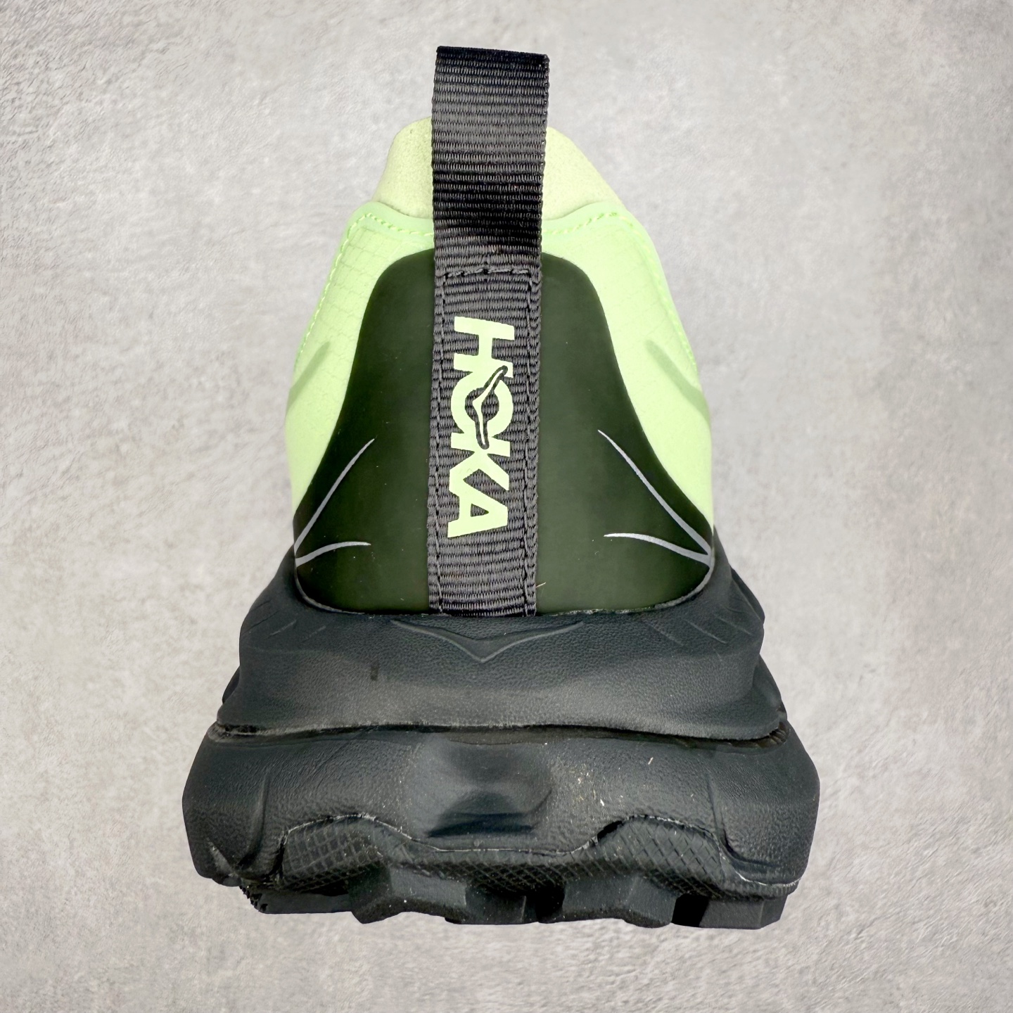 图片[8]-Satisfy x HOKA ONE ONE 百搭简约防滑耐磨低帮跑步鞋 联名配色 球鞋继承了HOKA的经典越野鞋型MAFATE SPEED 4的设计，更在此基础上进行了创新和提升，使得它既适合户外越野跑，又充满了时尚潮流的元素。它的半透明鞋面设计，不仅让鞋身看起来更加轻便，而且提供了良好的透气性。而保护性的防撕裂尼龙面料，则确保了在复杂地形中的耐用性。这样的设计，让人在享受奔跑的同时，也能感受到鞋底带来的舒适。双层ProFly™中底的使用，是这款鞋的另一个亮点。这种中底材质，提供了卓越的缓震性能，无论是在崎岖的山路上，还是在平坦的道路上，都能给跑者带来稳定的支撑。而VIBRAM MEGAGRIP®及LITEBASE®大底的搭载，更是让这款鞋在保持高抓地力的同时，减轻了鞋底的重量，使得每一步跑动都轻盈如飞。尺码：36 36.5 37.5 38 38.5 39 40 40.5 41 42 42.5 43 44 44.5 45 46-选品中心