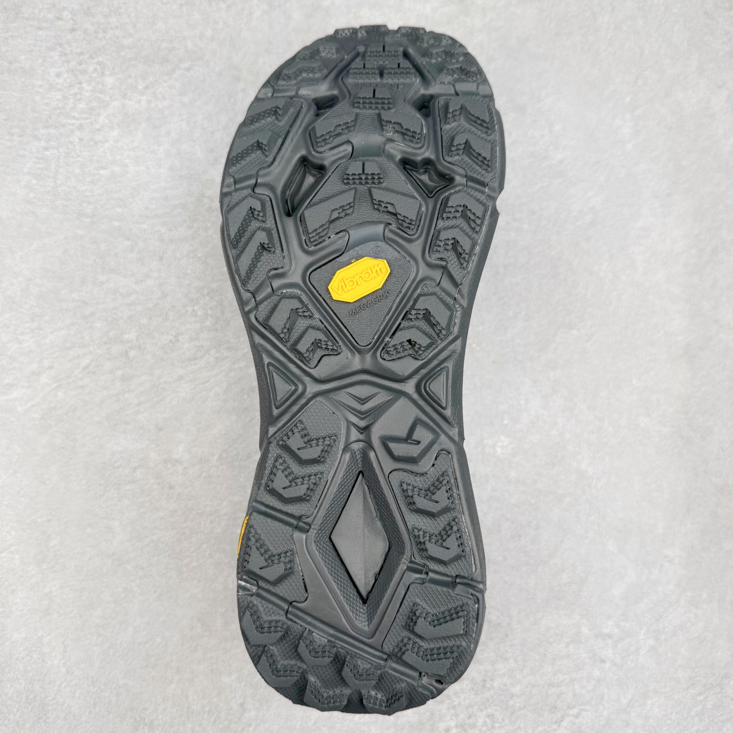 图片[9]-Satisfy x HOKA ONE ONE 百搭简约防滑耐磨低帮跑步鞋 联名配色 球鞋继承了HOKA的经典越野鞋型MAFATE SPEED 4的设计，更在此基础上进行了创新和提升，使得它既适合户外越野跑，又充满了时尚潮流的元素。它的半透明鞋面设计，不仅让鞋身看起来更加轻便，而且提供了良好的透气性。而保护性的防撕裂尼龙面料，则确保了在复杂地形中的耐用性。这样的设计，让人在享受奔跑的同时，也能感受到鞋底带来的舒适。双层ProFly™中底的使用，是这款鞋的另一个亮点。这种中底材质，提供了卓越的缓震性能，无论是在崎岖的山路上，还是在平坦的道路上，都能给跑者带来稳定的支撑。而VIBRAM MEGAGRIP®及LITEBASE®大底的搭载，更是让这款鞋在保持高抓地力的同时，减轻了鞋底的重量，使得每一步跑动都轻盈如飞。尺码：36 36.5 37.5 38 38.5 39 40 40.5 41 42 42.5 43 44 44.5 45 46-选品中心