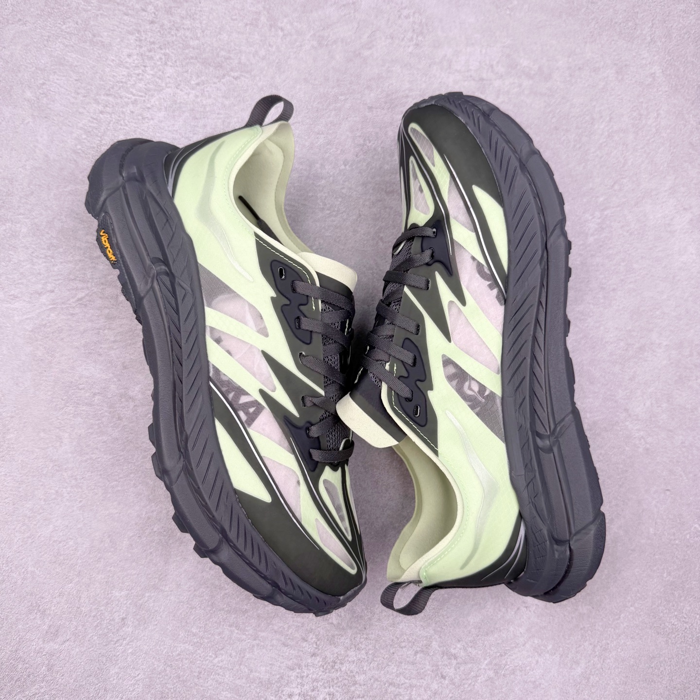 图片[3]-Satisfy x HOKA ONE ONE 百搭简约防滑耐磨低帮跑步鞋 联名配色 球鞋继承了HOKA的经典越野鞋型MAFATE SPEED 4的设计，更在此基础上进行了创新和提升，使得它既适合户外越野跑，又充满了时尚潮流的元素。它的半透明鞋面设计，不仅让鞋身看起来更加轻便，而且提供了良好的透气性。而保护性的防撕裂尼龙面料，则确保了在复杂地形中的耐用性。这样的设计，让人在享受奔跑的同时，也能感受到鞋底带来的舒适。双层ProFly™中底的使用，是这款鞋的另一个亮点。这种中底材质，提供了卓越的缓震性能，无论是在崎岖的山路上，还是在平坦的道路上，都能给跑者带来稳定的支撑。而VIBRAM MEGAGRIP®及LITEBASE®大底的搭载，更是让这款鞋在保持高抓地力的同时，减轻了鞋底的重量，使得每一步跑动都轻盈如飞。尺码：36 36.5 37.5 38 38.5 39 40 40.5 41 42 42.5 43 44 44.5 45 46-选品中心