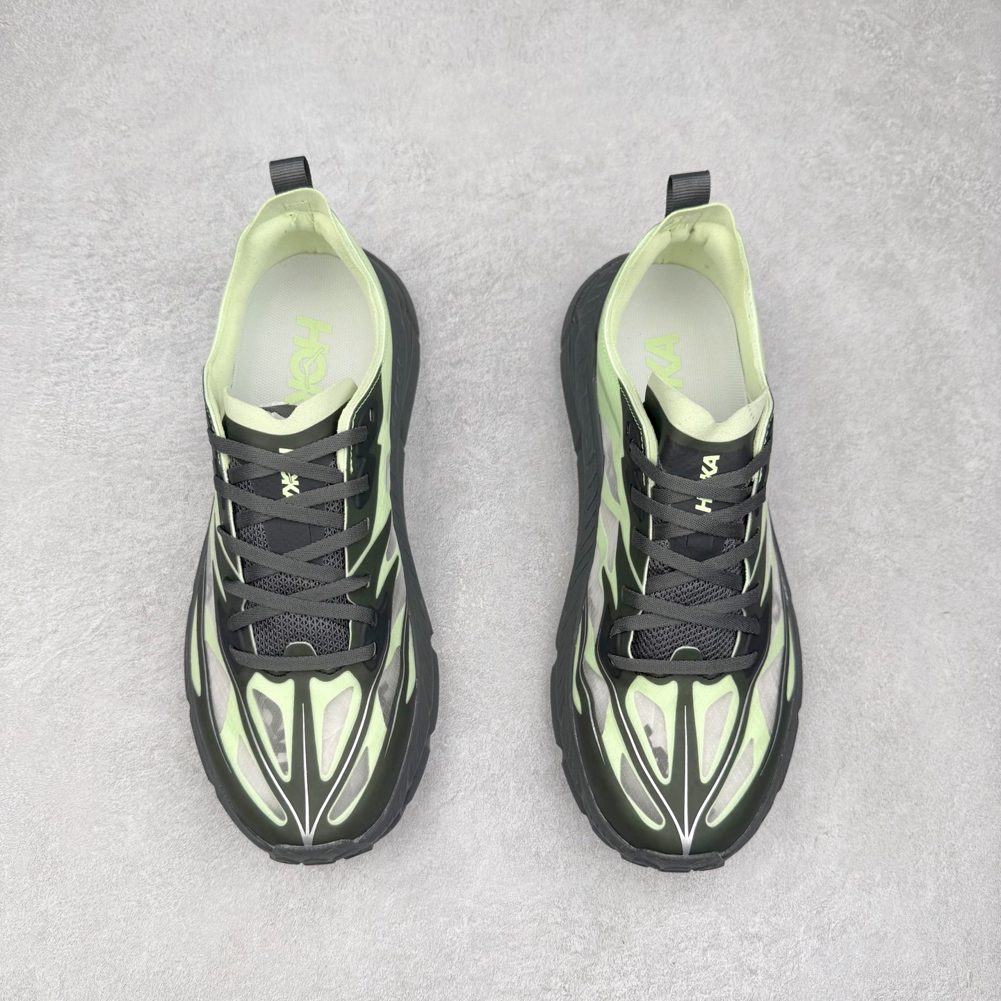 图片[2]-Satisfy x HOKA ONE ONE 百搭简约防滑耐磨低帮跑步鞋 联名配色 球鞋继承了HOKA的经典越野鞋型MAFATE SPEED 4的设计，更在此基础上进行了创新和提升，使得它既适合户外越野跑，又充满了时尚潮流的元素。它的半透明鞋面设计，不仅让鞋身看起来更加轻便，而且提供了良好的透气性。而保护性的防撕裂尼龙面料，则确保了在复杂地形中的耐用性。这样的设计，让人在享受奔跑的同时，也能感受到鞋底带来的舒适。双层ProFly™中底的使用，是这款鞋的另一个亮点。这种中底材质，提供了卓越的缓震性能，无论是在崎岖的山路上，还是在平坦的道路上，都能给跑者带来稳定的支撑。而VIBRAM MEGAGRIP®及LITEBASE®大底的搭载，更是让这款鞋在保持高抓地力的同时，减轻了鞋底的重量，使得每一步跑动都轻盈如飞。尺码：36 36.5 37.5 38 38.5 39 40 40.5 41 42 42.5 43 44 44.5 45 46-选品中心