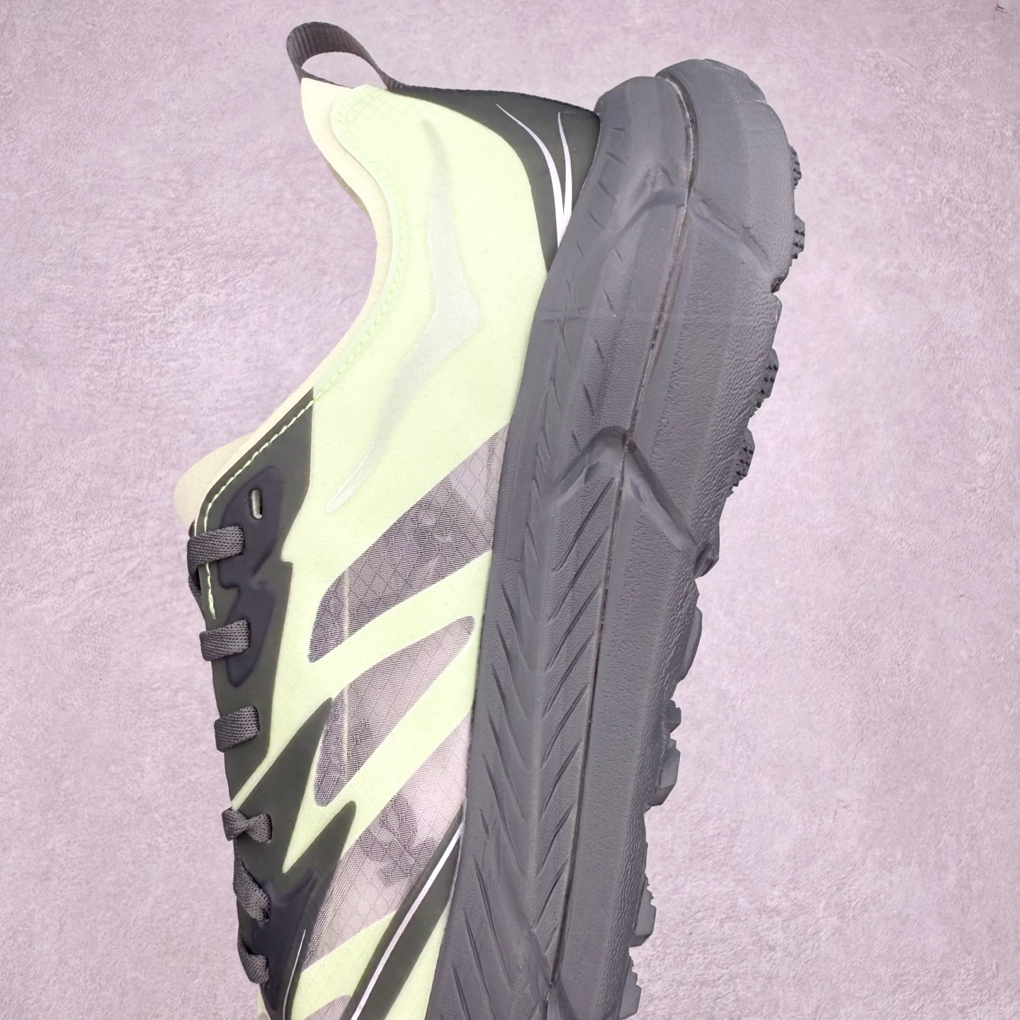 图片[7]-Satisfy x HOKA ONE ONE 百搭简约防滑耐磨低帮跑步鞋 联名配色 球鞋继承了HOKA的经典越野鞋型MAFATE SPEED 4的设计，更在此基础上进行了创新和提升，使得它既适合户外越野跑，又充满了时尚潮流的元素。它的半透明鞋面设计，不仅让鞋身看起来更加轻便，而且提供了良好的透气性。而保护性的防撕裂尼龙面料，则确保了在复杂地形中的耐用性。这样的设计，让人在享受奔跑的同时，也能感受到鞋底带来的舒适。双层ProFly™中底的使用，是这款鞋的另一个亮点。这种中底材质，提供了卓越的缓震性能，无论是在崎岖的山路上，还是在平坦的道路上，都能给跑者带来稳定的支撑。而VIBRAM MEGAGRIP®及LITEBASE®大底的搭载，更是让这款鞋在保持高抓地力的同时，减轻了鞋底的重量，使得每一步跑动都轻盈如飞。尺码：36 36.5 37.5 38 38.5 39 40 40.5 41 42 42.5 43 44 44.5 45 46-选品中心