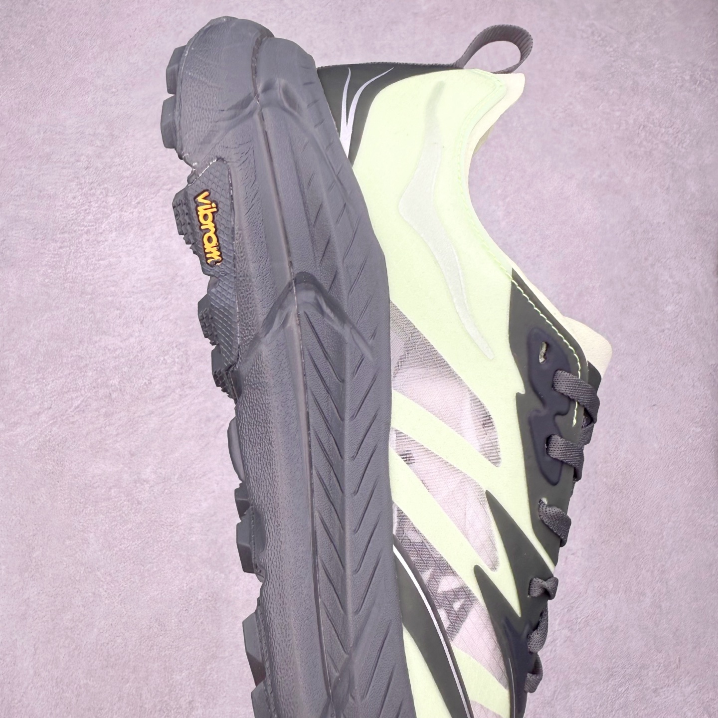 图片[6]-Satisfy x HOKA ONE ONE 百搭简约防滑耐磨低帮跑步鞋 联名配色 球鞋继承了HOKA的经典越野鞋型MAFATE SPEED 4的设计，更在此基础上进行了创新和提升，使得它既适合户外越野跑，又充满了时尚潮流的元素。它的半透明鞋面设计，不仅让鞋身看起来更加轻便，而且提供了良好的透气性。而保护性的防撕裂尼龙面料，则确保了在复杂地形中的耐用性。这样的设计，让人在享受奔跑的同时，也能感受到鞋底带来的舒适。双层ProFly™中底的使用，是这款鞋的另一个亮点。这种中底材质，提供了卓越的缓震性能，无论是在崎岖的山路上，还是在平坦的道路上，都能给跑者带来稳定的支撑。而VIBRAM MEGAGRIP®及LITEBASE®大底的搭载，更是让这款鞋在保持高抓地力的同时，减轻了鞋底的重量，使得每一步跑动都轻盈如飞。尺码：36 36.5 37.5 38 38.5 39 40 40.5 41 42 42.5 43 44 44.5 45 46-选品中心