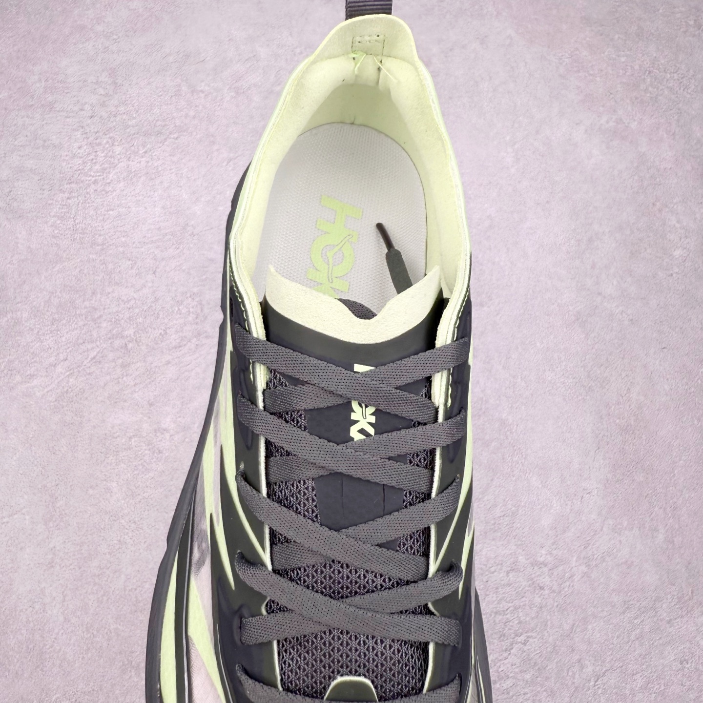 图片[5]-Satisfy x HOKA ONE ONE 百搭简约防滑耐磨低帮跑步鞋 联名配色 球鞋继承了HOKA的经典越野鞋型MAFATE SPEED 4的设计，更在此基础上进行了创新和提升，使得它既适合户外越野跑，又充满了时尚潮流的元素。它的半透明鞋面设计，不仅让鞋身看起来更加轻便，而且提供了良好的透气性。而保护性的防撕裂尼龙面料，则确保了在复杂地形中的耐用性。这样的设计，让人在享受奔跑的同时，也能感受到鞋底带来的舒适。双层ProFly™中底的使用，是这款鞋的另一个亮点。这种中底材质，提供了卓越的缓震性能，无论是在崎岖的山路上，还是在平坦的道路上，都能给跑者带来稳定的支撑。而VIBRAM MEGAGRIP®及LITEBASE®大底的搭载，更是让这款鞋在保持高抓地力的同时，减轻了鞋底的重量，使得每一步跑动都轻盈如飞。尺码：36 36.5 37.5 38 38.5 39 40 40.5 41 42 42.5 43 44 44.5 45 46-选品中心