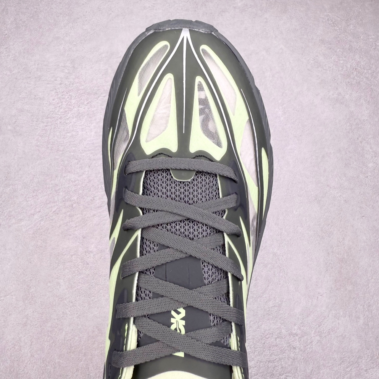 图片[4]-Satisfy x HOKA ONE ONE 百搭简约防滑耐磨低帮跑步鞋 联名配色 球鞋继承了HOKA的经典越野鞋型MAFATE SPEED 4的设计，更在此基础上进行了创新和提升，使得它既适合户外越野跑，又充满了时尚潮流的元素。它的半透明鞋面设计，不仅让鞋身看起来更加轻便，而且提供了良好的透气性。而保护性的防撕裂尼龙面料，则确保了在复杂地形中的耐用性。这样的设计，让人在享受奔跑的同时，也能感受到鞋底带来的舒适。双层ProFly™中底的使用，是这款鞋的另一个亮点。这种中底材质，提供了卓越的缓震性能，无论是在崎岖的山路上，还是在平坦的道路上，都能给跑者带来稳定的支撑。而VIBRAM MEGAGRIP®及LITEBASE®大底的搭载，更是让这款鞋在保持高抓地力的同时，减轻了鞋底的重量，使得每一步跑动都轻盈如飞。尺码：36 36.5 37.5 38 38.5 39 40 40.5 41 42 42.5 43 44 44.5 45 46-选品中心