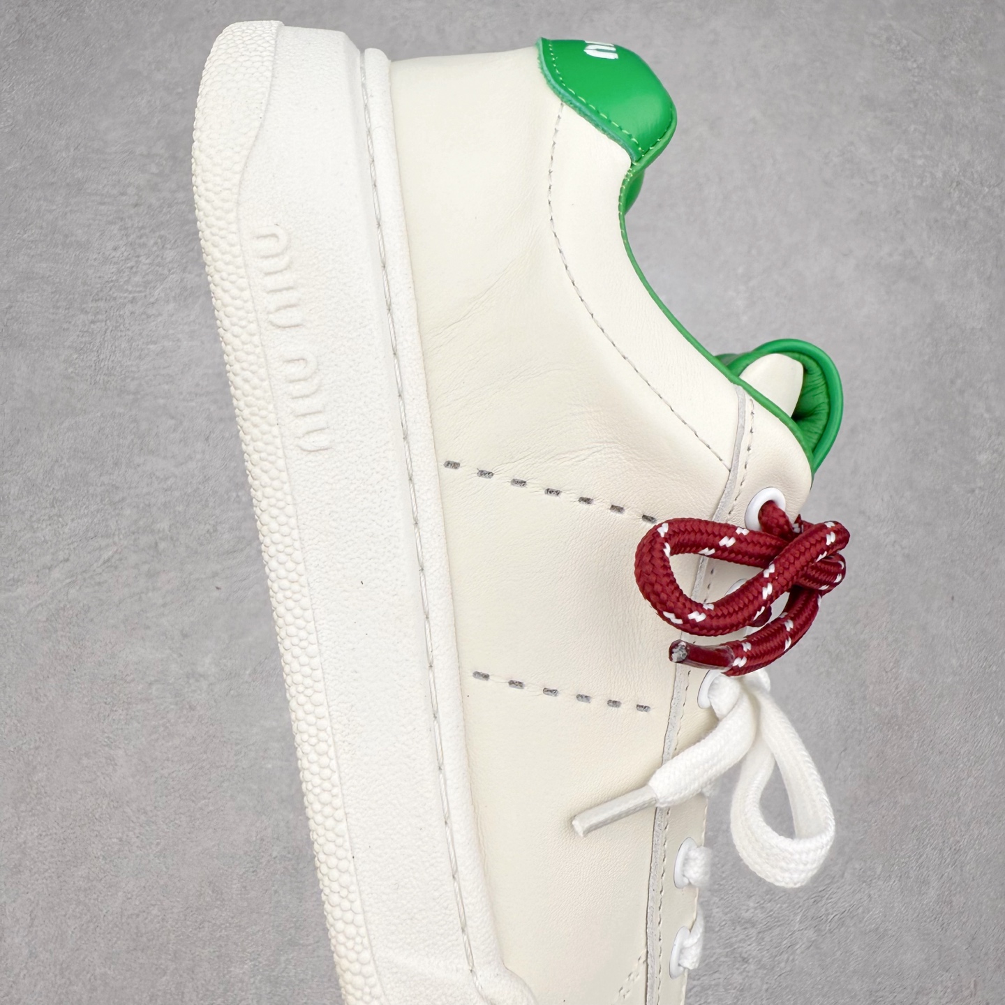 图片[6]-MiuMiu 百搭单品缪家早春新款 主打最新款 休闲小白鞋上新复古有时髦 上脚美炸了官网主推款 简约的格板设计 级具辨识度的鞋舌 上脚阳光 青春随意搭配 长裙 短裙 短裤 休闲系列都能穿出与众不同的风格 满满的夏季色彩 大底超轻IP发泡大底 内里头层牛里 面料一比一复刻 随意搭配 上脚舒适透气尺码：35 36 37 38 39 40-选品中心