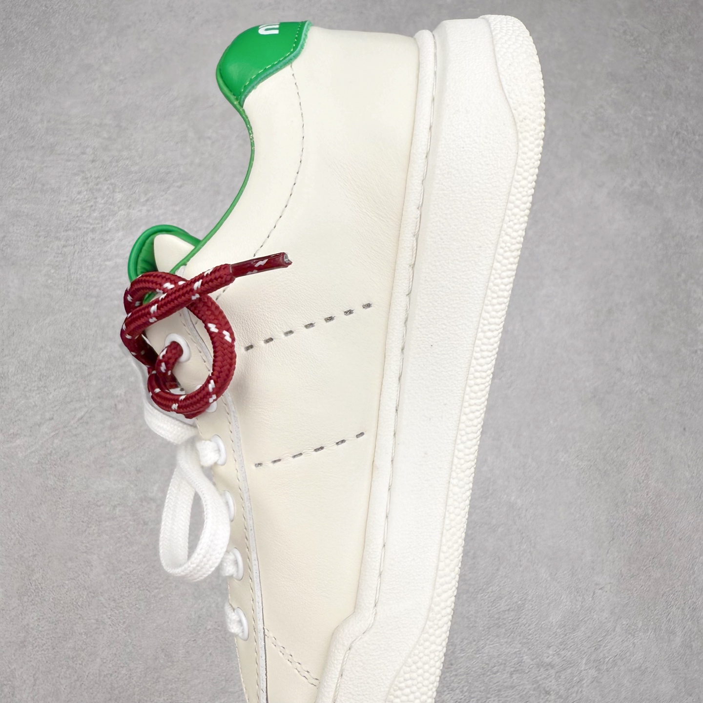 图片[7]-MiuMiu 百搭单品缪家早春新款 主打最新款 休闲小白鞋上新复古有时髦 上脚美炸了官网主推款 简约的格板设计 级具辨识度的鞋舌 上脚阳光 青春随意搭配 长裙 短裙 短裤 休闲系列都能穿出与众不同的风格 满满的夏季色彩 大底超轻IP发泡大底 内里头层牛里 面料一比一复刻 随意搭配 上脚舒适透气尺码：35 36 37 38 39 40-选品中心