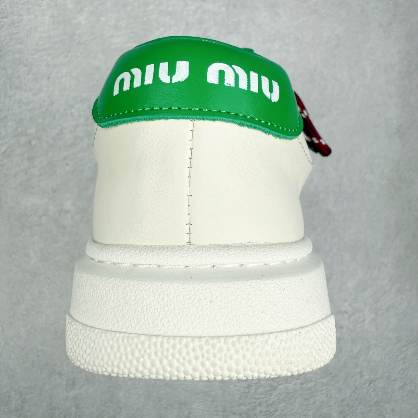 图片[8]-MiuMiu 百搭单品缪家早春新款 主打最新款 休闲小白鞋上新复古有时髦 上脚美炸了官网主推款 简约的格板设计 级具辨识度的鞋舌 上脚阳光 青春随意搭配 长裙 短裙 短裤 休闲系列都能穿出与众不同的风格 满满的夏季色彩 大底超轻IP发泡大底 内里头层牛里 面料一比一复刻 随意搭配 上脚舒适透气尺码：35 36 37 38 39 40-选品中心