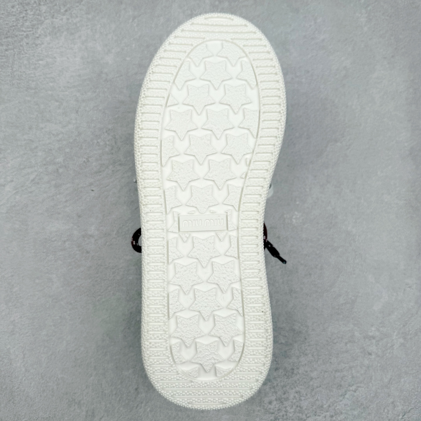 图片[9]-MiuMiu 百搭单品缪家早春新款 主打最新款 休闲小白鞋上新复古有时髦 上脚美炸了官网主推款 简约的格板设计 级具辨识度的鞋舌 上脚阳光 青春随意搭配 长裙 短裙 短裤 休闲系列都能穿出与众不同的风格 满满的夏季色彩 大底超轻IP发泡大底 内里头层牛里 面料一比一复刻 随意搭配 上脚舒适透气尺码：35 36 37 38 39 40-选品中心