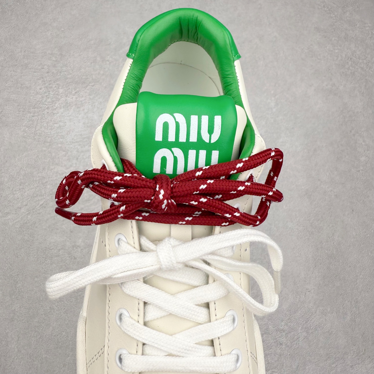 图片[5]-MiuMiu 百搭单品缪家早春新款 主打最新款 休闲小白鞋上新复古有时髦 上脚美炸了官网主推款 简约的格板设计 级具辨识度的鞋舌 上脚阳光 青春随意搭配 长裙 短裙 短裤 休闲系列都能穿出与众不同的风格 满满的夏季色彩 大底超轻IP发泡大底 内里头层牛里 面料一比一复刻 随意搭配 上脚舒适透气尺码：35 36 37 38 39 40-选品中心