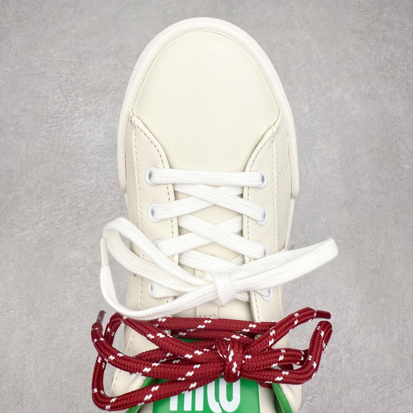 图片[4]-MiuMiu 百搭单品缪家早春新款 主打最新款 休闲小白鞋上新复古有时髦 上脚美炸了官网主推款 简约的格板设计 级具辨识度的鞋舌 上脚阳光 青春随意搭配 长裙 短裙 短裤 休闲系列都能穿出与众不同的风格 满满的夏季色彩 大底超轻IP发泡大底 内里头层牛里 面料一比一复刻 随意搭配 上脚舒适透气尺码：35 36 37 38 39 40-选品中心