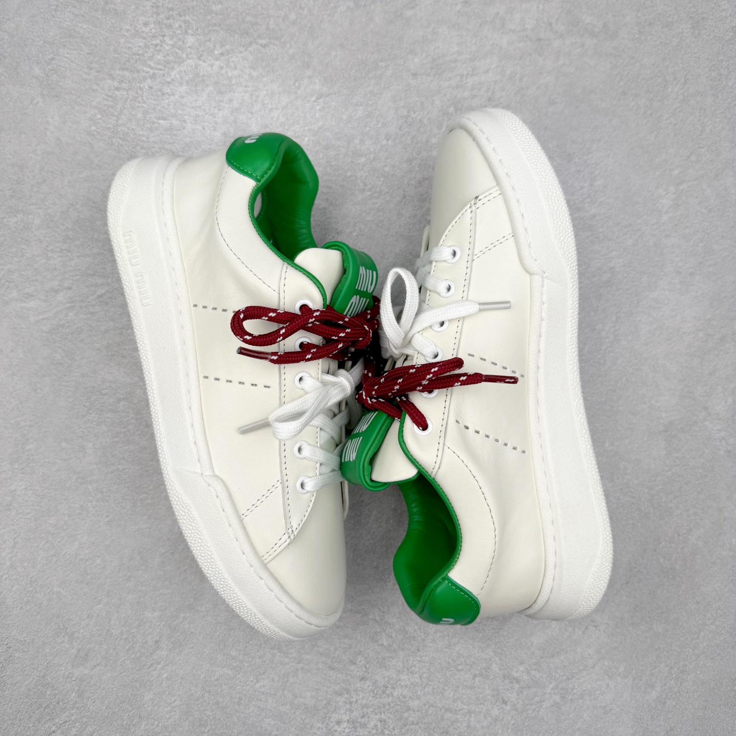 图片[3]-MiuMiu 百搭单品缪家早春新款 主打最新款 休闲小白鞋上新复古有时髦 上脚美炸了官网主推款 简约的格板设计 级具辨识度的鞋舌 上脚阳光 青春随意搭配 长裙 短裙 短裤 休闲系列都能穿出与众不同的风格 满满的夏季色彩 大底超轻IP发泡大底 内里头层牛里 面料一比一复刻 随意搭配 上脚舒适透气尺码：35 36 37 38 39 40-选品中心