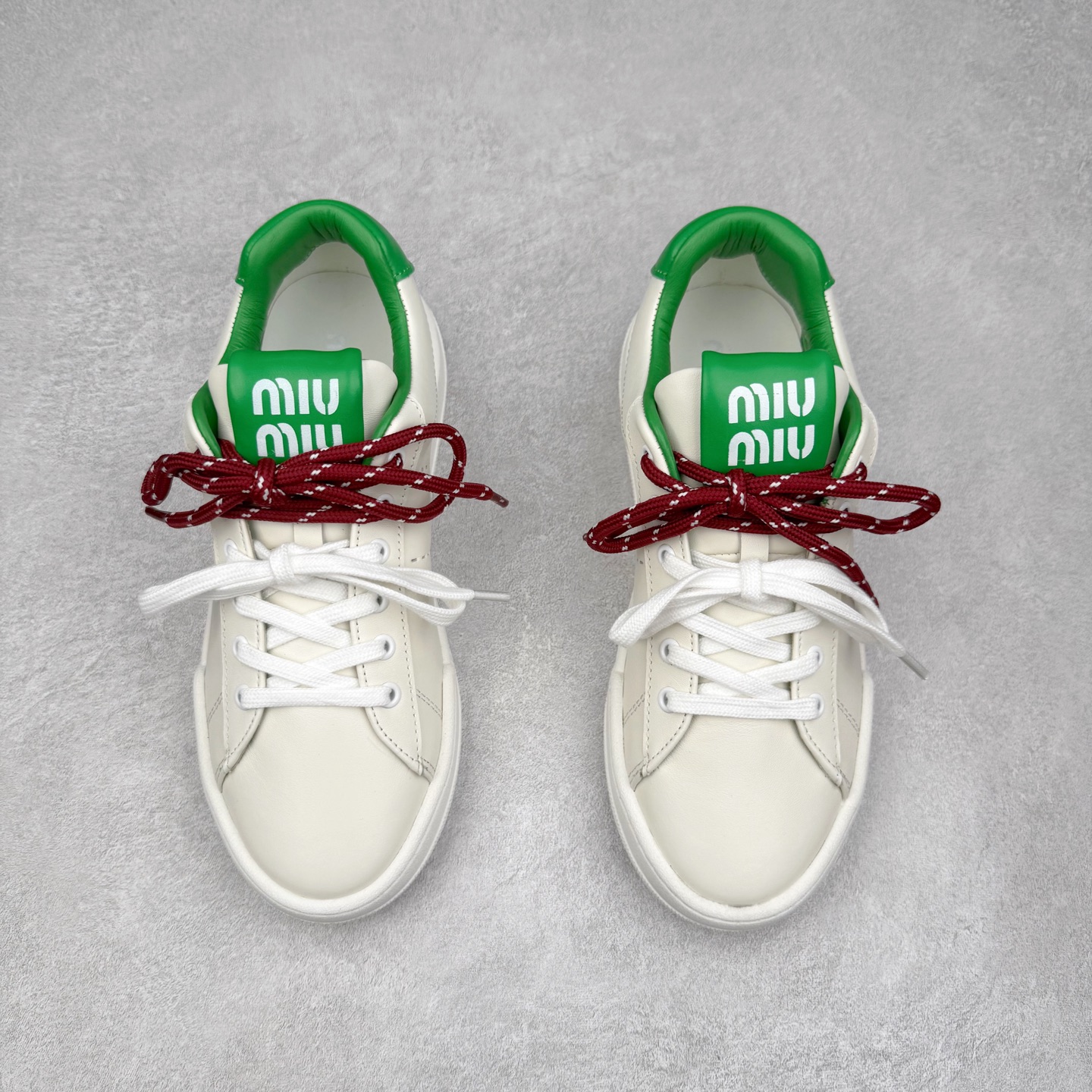 图片[2]-MiuMiu 百搭单品缪家早春新款 主打最新款 休闲小白鞋上新复古有时髦 上脚美炸了官网主推款 简约的格板设计 级具辨识度的鞋舌 上脚阳光 青春随意搭配 长裙 短裙 短裤 休闲系列都能穿出与众不同的风格 满满的夏季色彩 大底超轻IP发泡大底 内里头层牛里 面料一比一复刻 随意搭配 上脚舒适透气尺码：35 36 37 38 39 40-选品中心