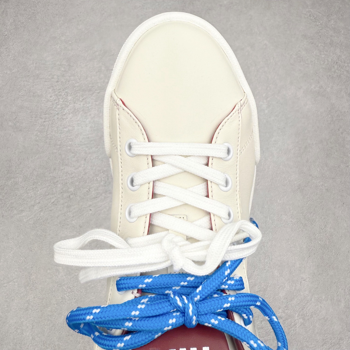 图片[4]-MiuMiu 百搭单品缪家早春新款 主打最新款 休闲小白鞋上新复古有时髦 上脚美炸了官网主推款 简约的格板设计 级具辨识度的鞋舌 上脚阳光 青春随意搭配 长裙 短裙 短裤 休闲系列都能穿出与众不同的风格 满满的夏季色彩 大底超轻IP发泡大底 内里头层牛里 面料一比一复刻 随意搭配 上脚舒适透气尺码：35 36 37 38 39 40-选品中心